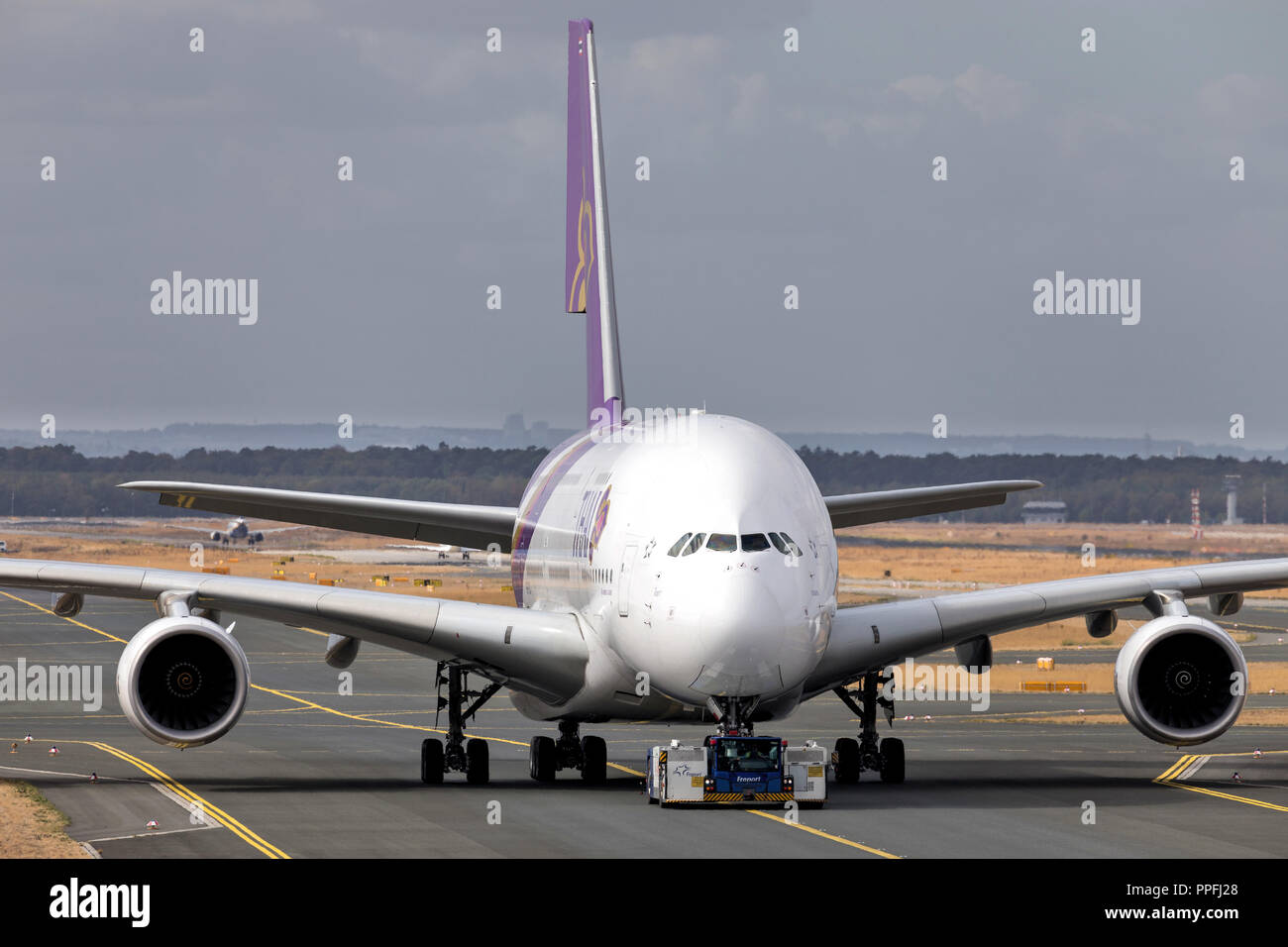 Thai Airways Airbus A380 avec l'inscription HS-TUC remorqué à l'aérogare à l'aéroport de Francfort. Banque D'Images
