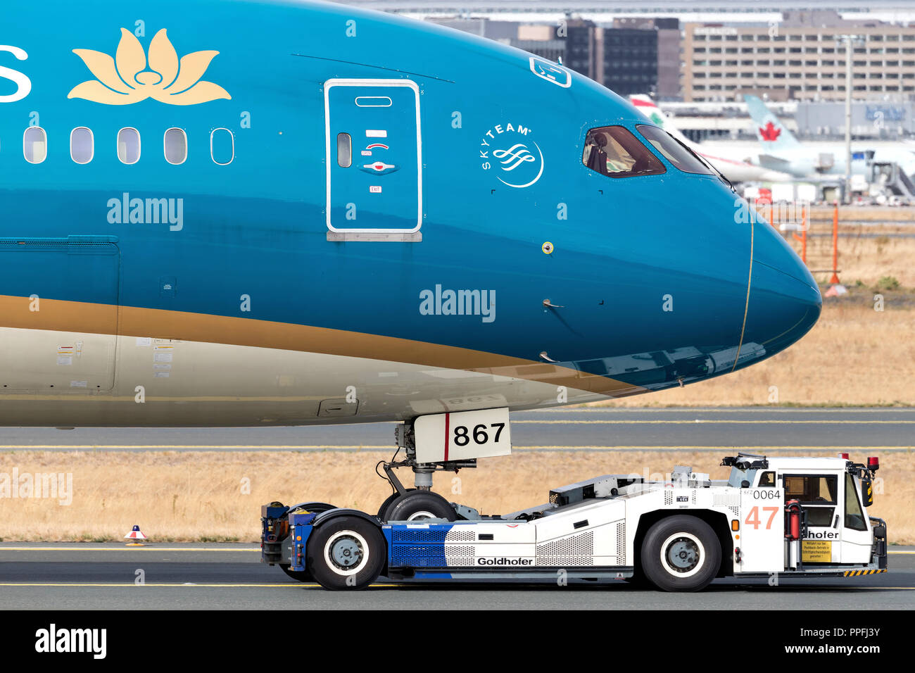 Vietnam Airlines Boeing 787-9 avec l'inscription HS-TUC remorqué à l'aérogare à l'aéroport de Francfort. Banque D'Images