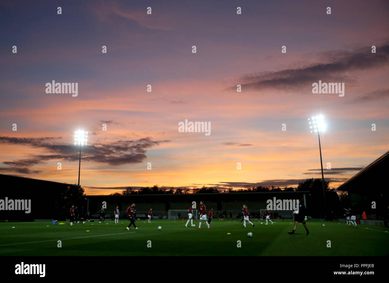 Une vue générale du ciel comme les joueurs de Burnley prendre part à un préchauffage avant le troisième tour de la coupe à la cire en stade de Pirelli, Burton. Banque D'Images