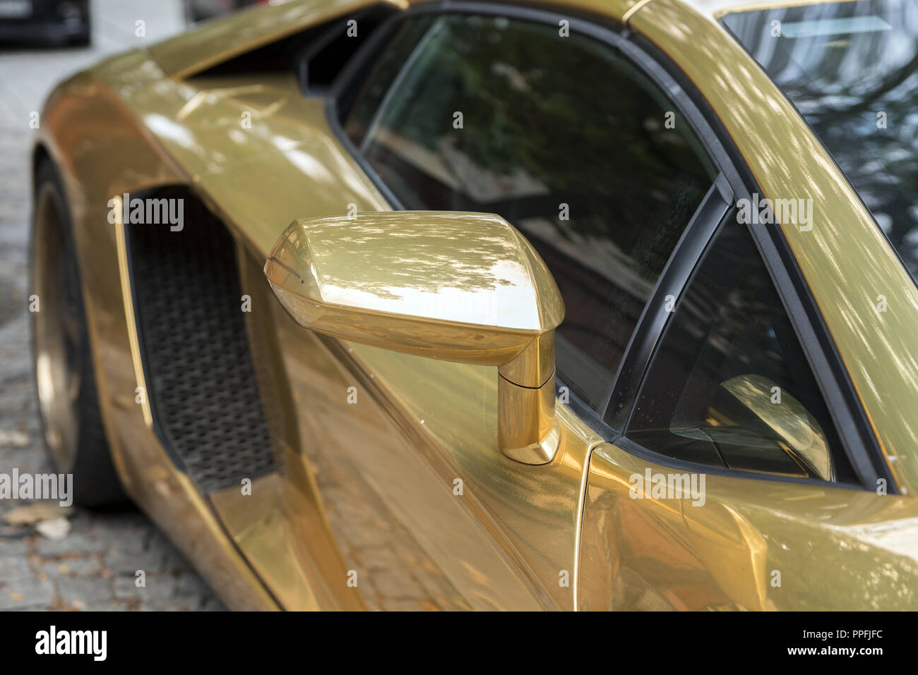 La magnifique Lamborghini est accrocheuse dans les rues de Cracovie. Les rêves ne coûtent rien, et parfois ils se rencontrent. Voiture d'or. Banque D'Images