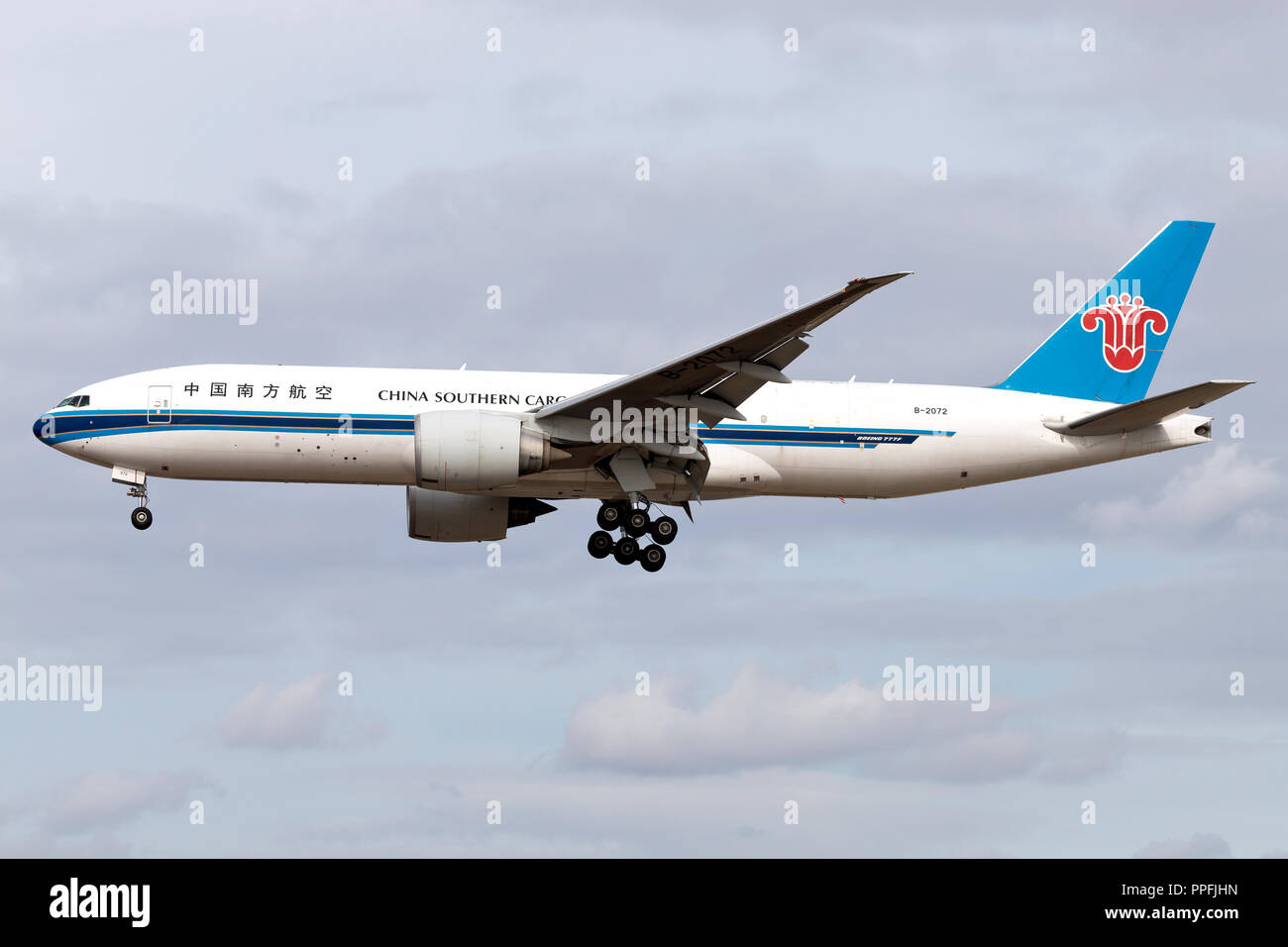 China Southern Cargo Boeing 777F avec l'inscription B-2072 en courte finale pour la piste 25L de l'aéroport de Francfort. Banque D'Images