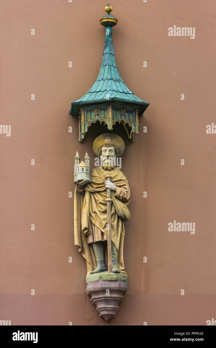 Saint Patron Rochus en main, modèle de l'église Saint Sebaldus, sous un auvent à une maison de ville, Nuremberg, Moyenne-franconie Banque D'Images