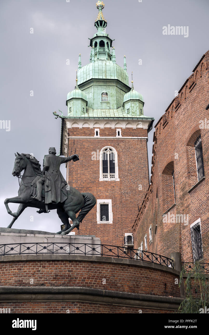 Château de Wawel. Monument à Tadeusz Kosciuszko contre l'arrière-plan de la tour de la cathédrale. Banque D'Images