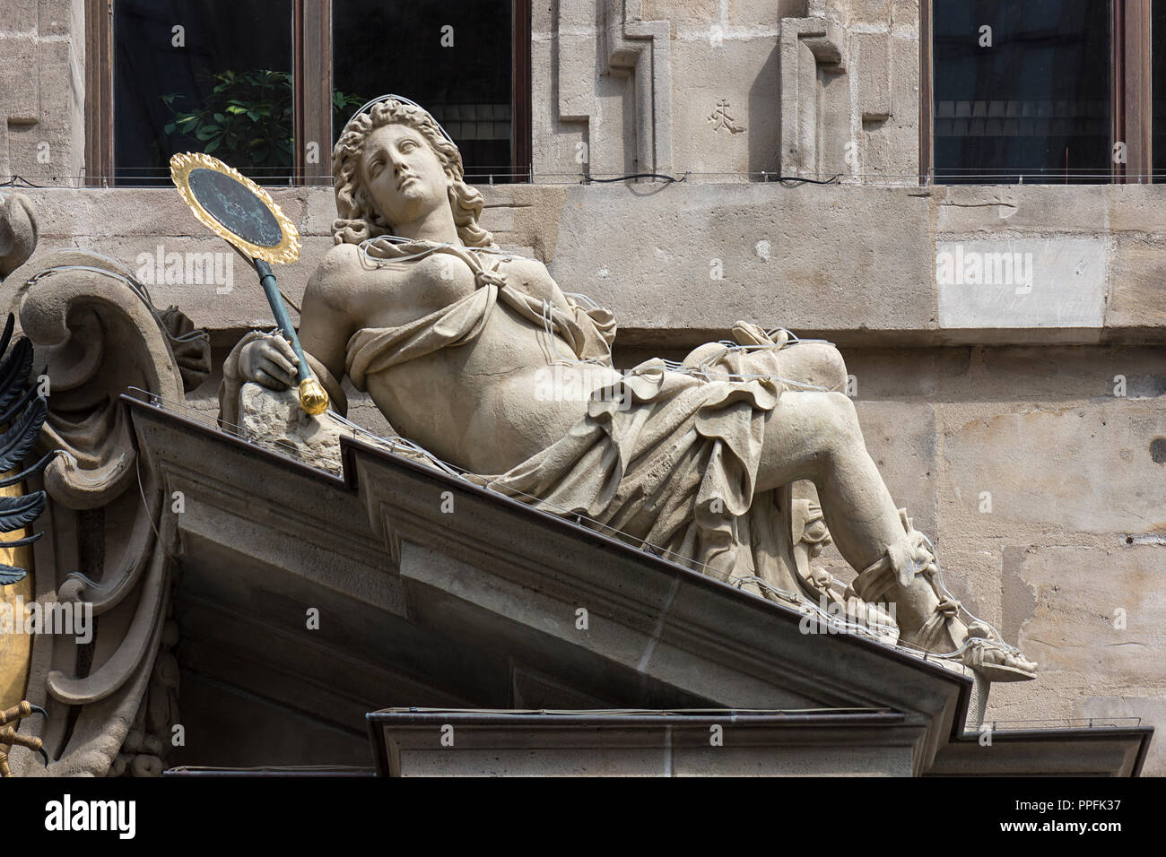 Sculpture d'Prununtia, la sagesse, l'Ancien hôtel de ville de 1616, Nuremberg, Middle Franconia, Bavaria, Germany Banque D'Images