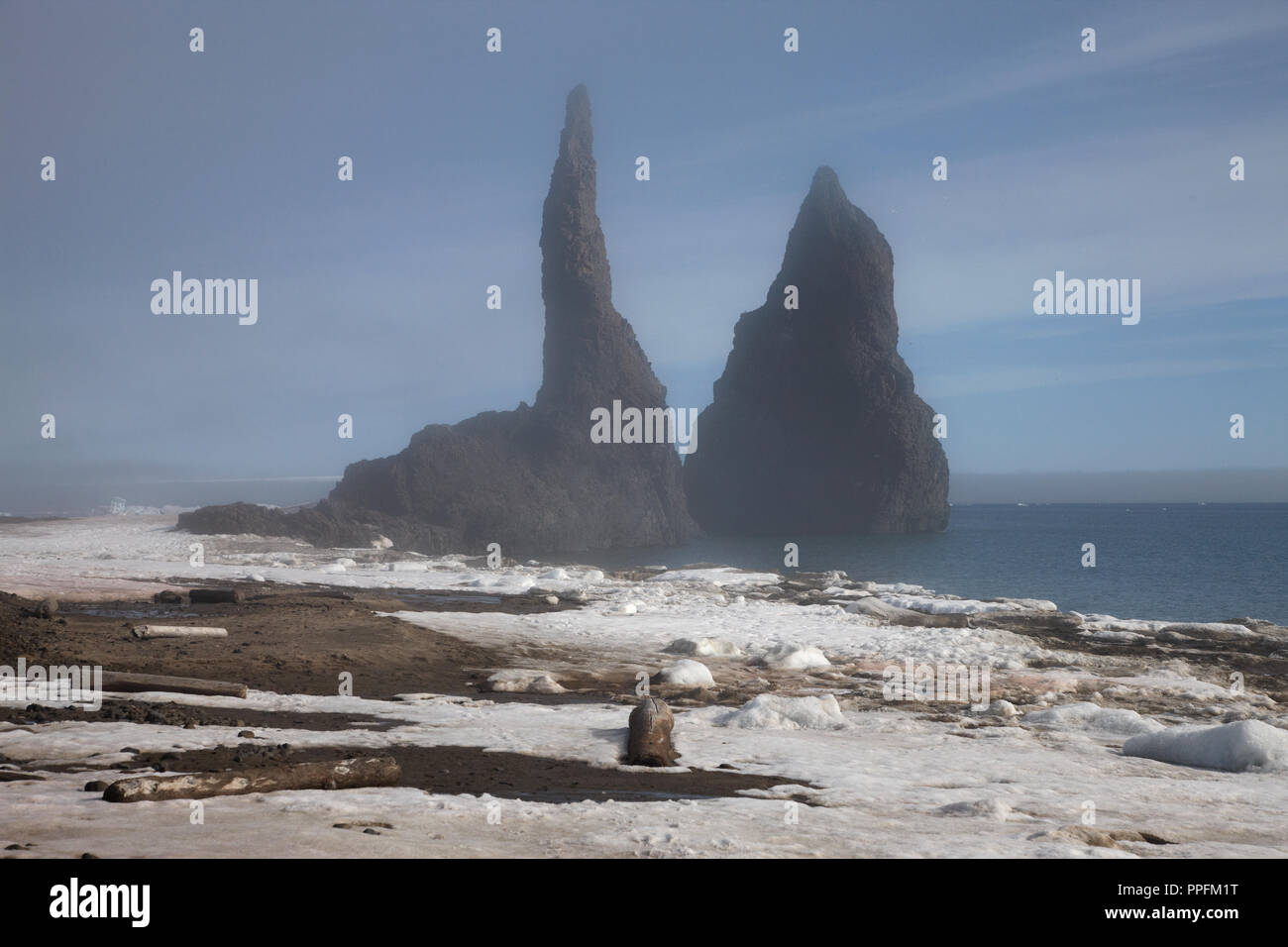 Les deux rochers de basalte haute caractéristique, évents, au Cap Tegettoff, Hall Island, François-Joseph, Russie Banque D'Images