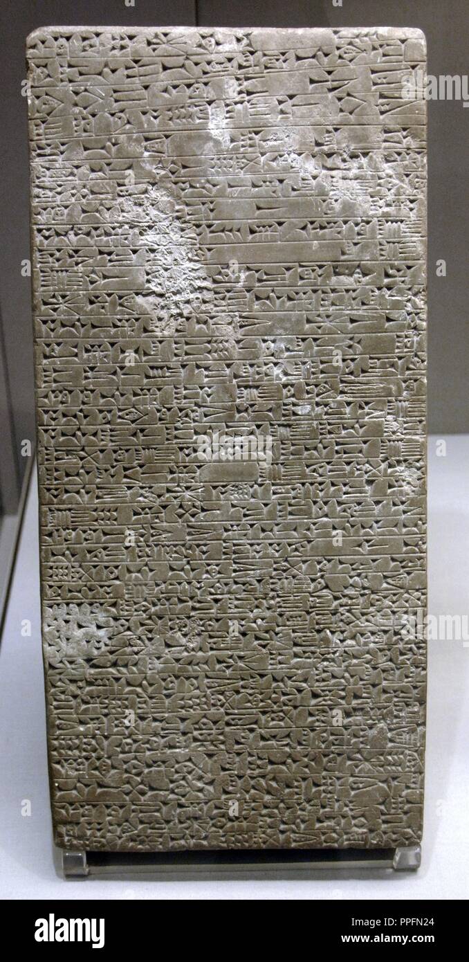 L'art de Mésopotamie en assyrien. Au sujet de la dalle Memorial temple Assur restauration par le roi assyrien Adad-nirari I (1305-1274 av. J.-C.). Il décrit aussi ses exploits militaires. Exprimés. Datée entre 1300-1275 av. J.-C. L'écriture cunéiforme. Il s'agit du Temple d'Assur (Assur). British Museum. Londres. United Kingdom. Banque D'Images