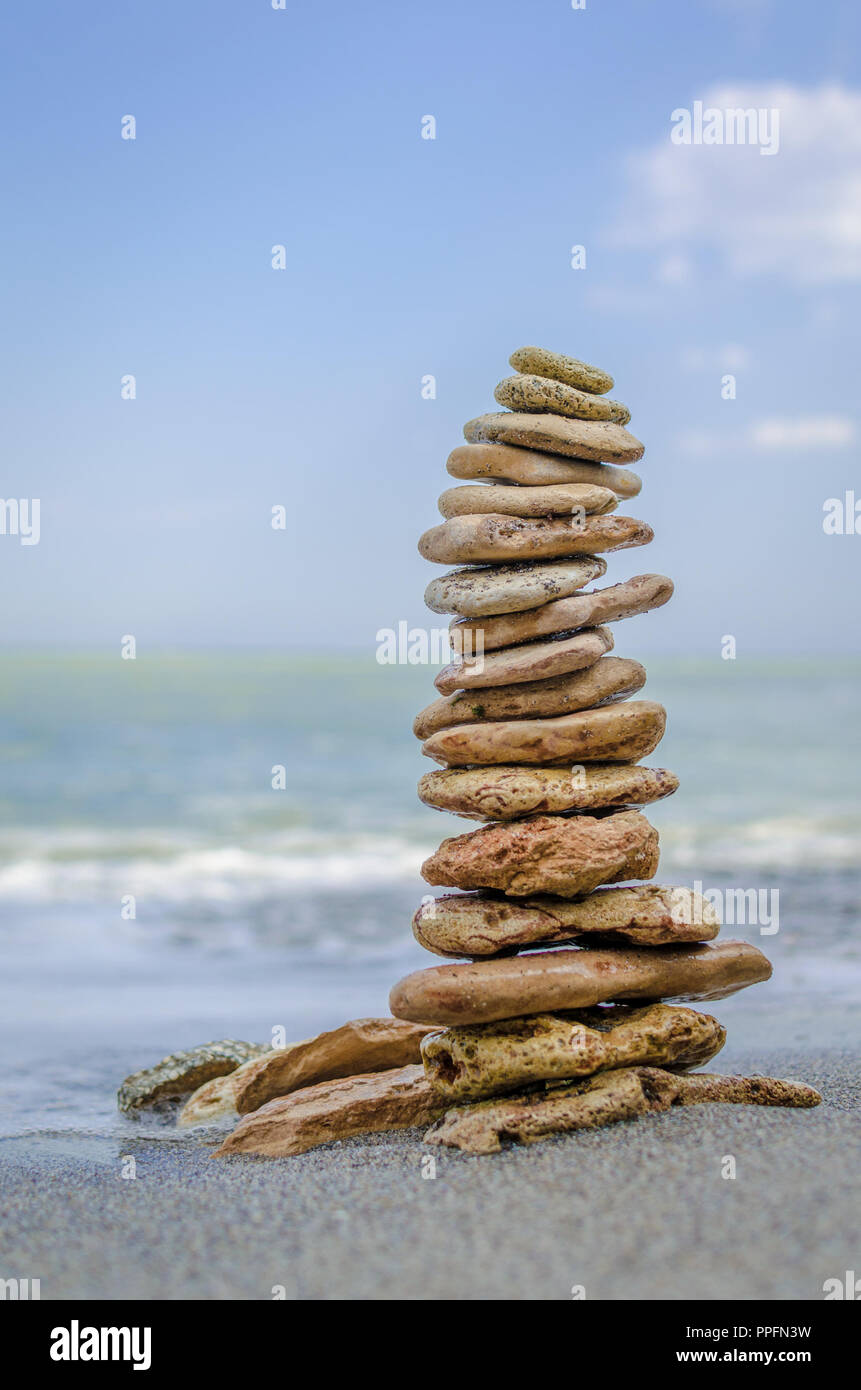 Pierres empilées sur la plage, avec des vagues dans l'arrière-plan Banque D'Images