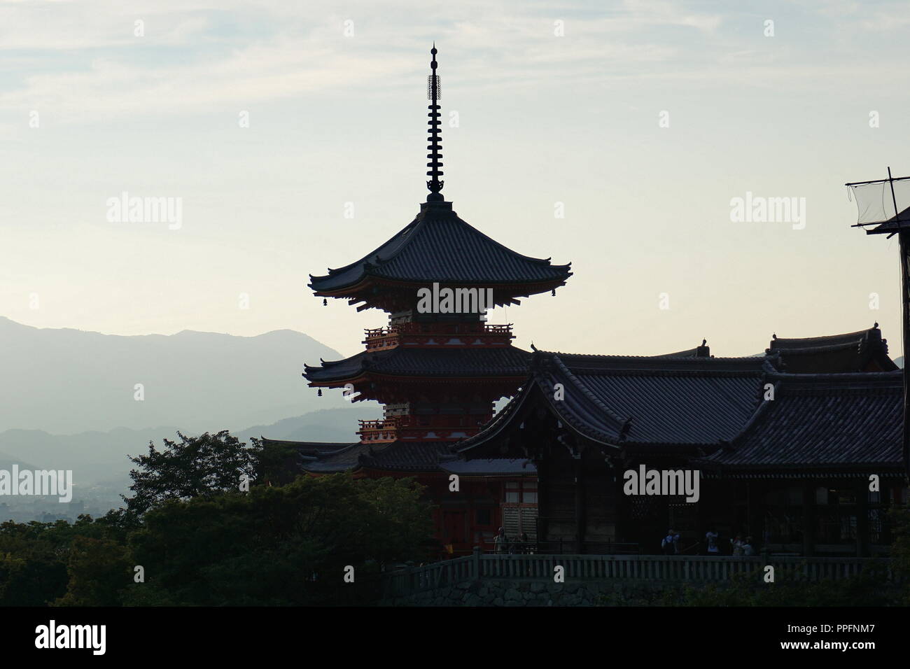 Kyoto, Japon - 01 août 2018 : les trois étages de la pagode bouddhiste Temple Kiyomizu-dera, un site du patrimoine culturel mondial de l'UNESCO, vu de l'Koya Banque D'Images