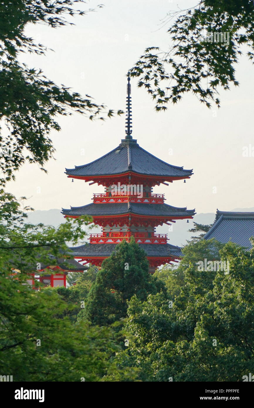 Kyoto, Japon - 01 août 2018 : les trois étages de la pagode bouddhiste Temple Kiyomizu-dera, un site du patrimoine culturel mondial de l'UNESCO, vu de l'Koya Banque D'Images