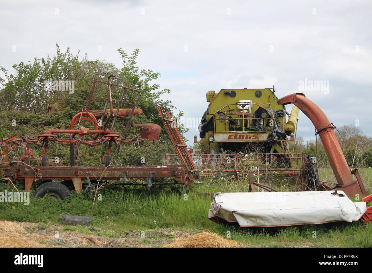 Machines agricoles abandonnées en France Banque D'Images