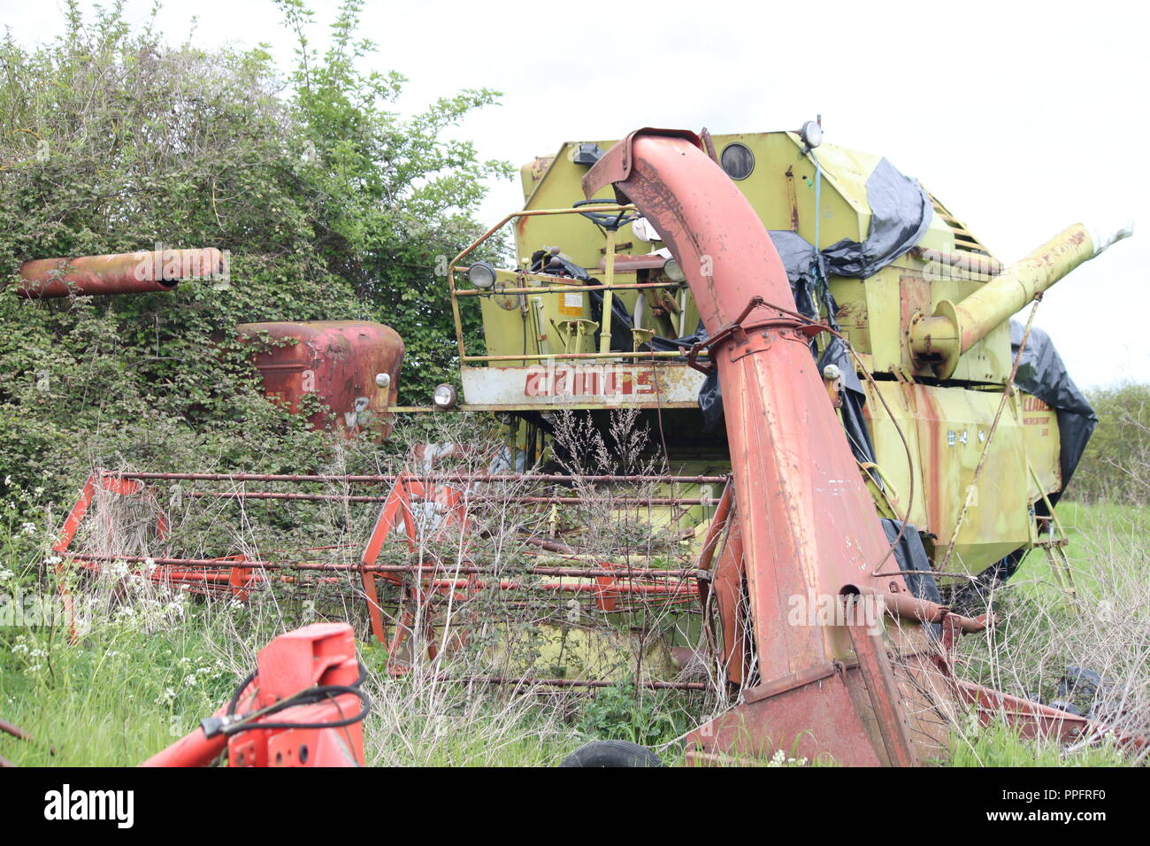 Machines agricoles abandonnées en France Banque D'Images