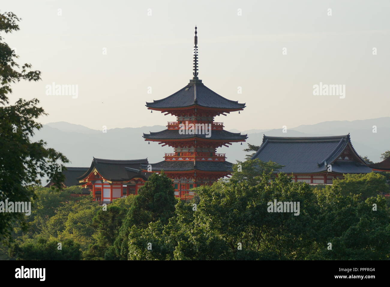 Kyoto, Japon - 01 août 2018 : les salles et les trois étages de la pagode bouddhiste Temple Kiyomizu-dera, un site du patrimoine culturel mondial de l'UNESCO, vue arrière Banque D'Images