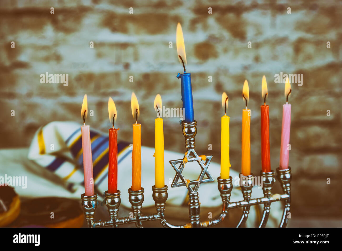 Close up de la fonte de la cire de bougie channukah. Hanouka, la Fête juive  des Lumières Photo Stock - Alamy