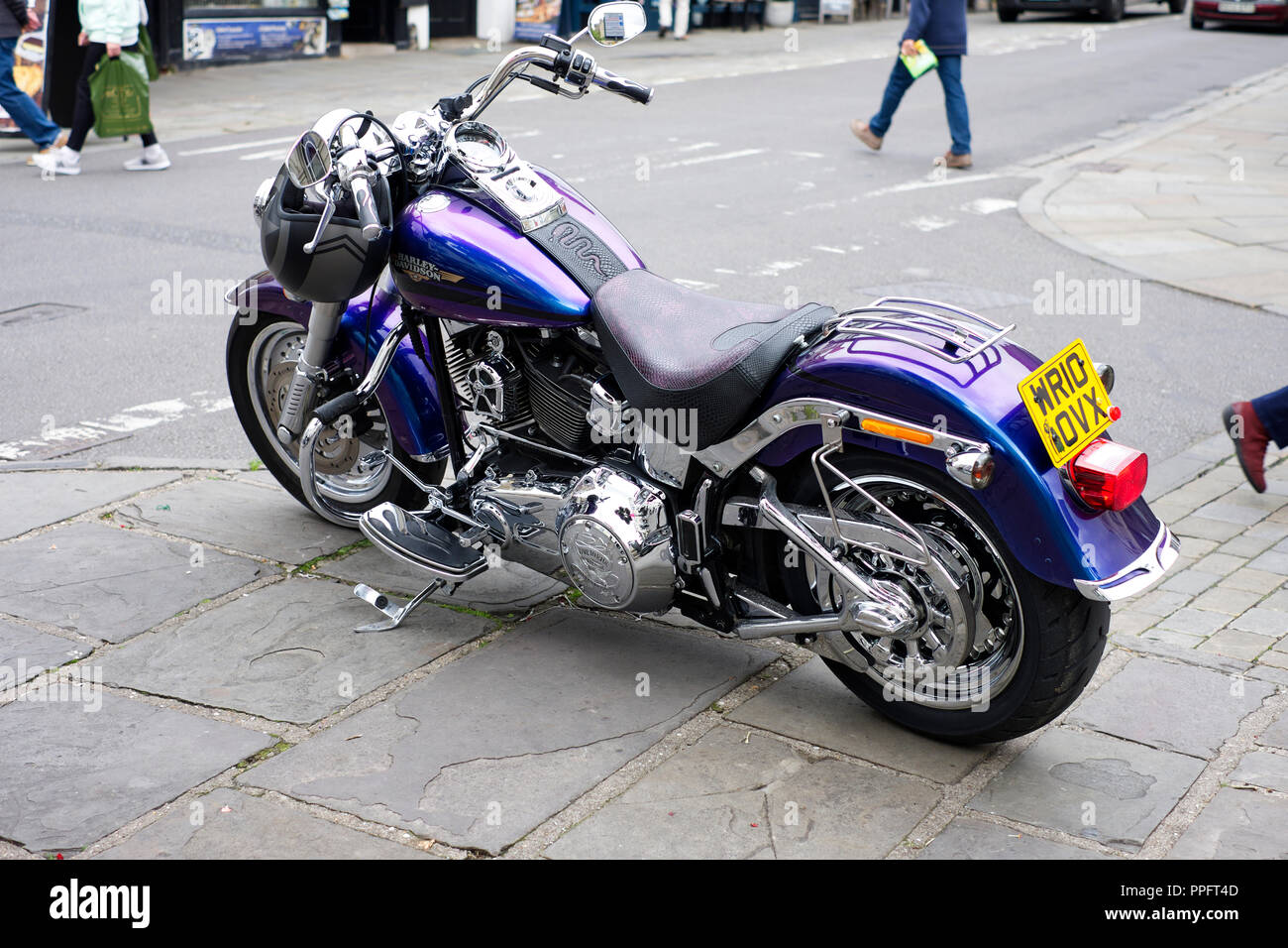 Harley custom stationné sur la Place du marché à Wells, Somerset, UK Banque D'Images