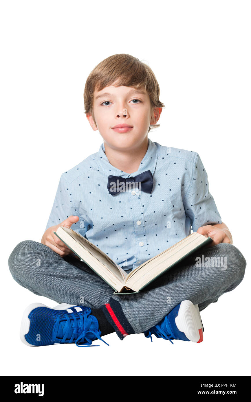 Jeune garçon adorable avec livre, isolé sur fond blanc Banque D'Images
