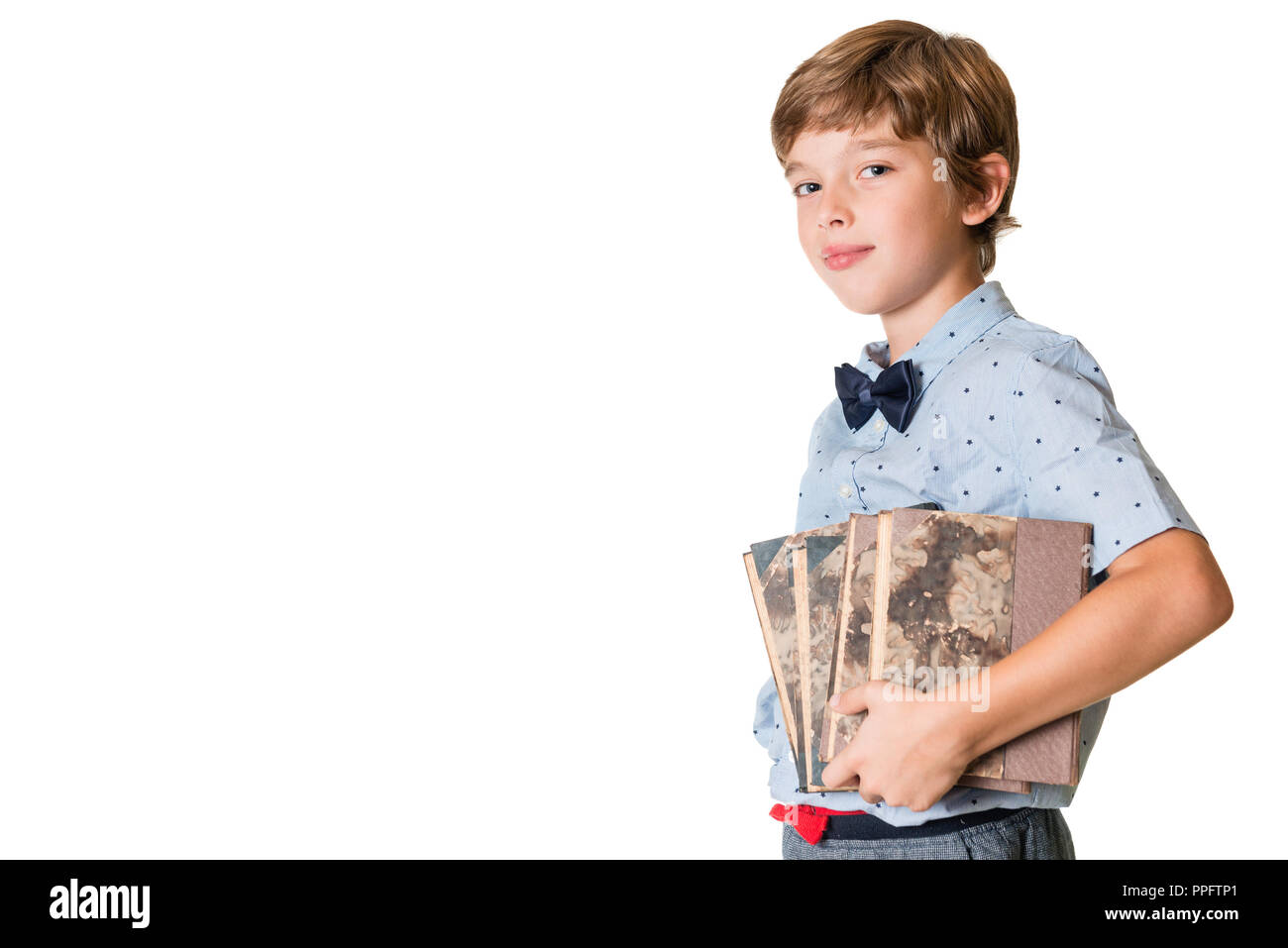 Adorable jeune boy holding books, isolé sur fond blanc avec un espace réservé au texte Banque D'Images