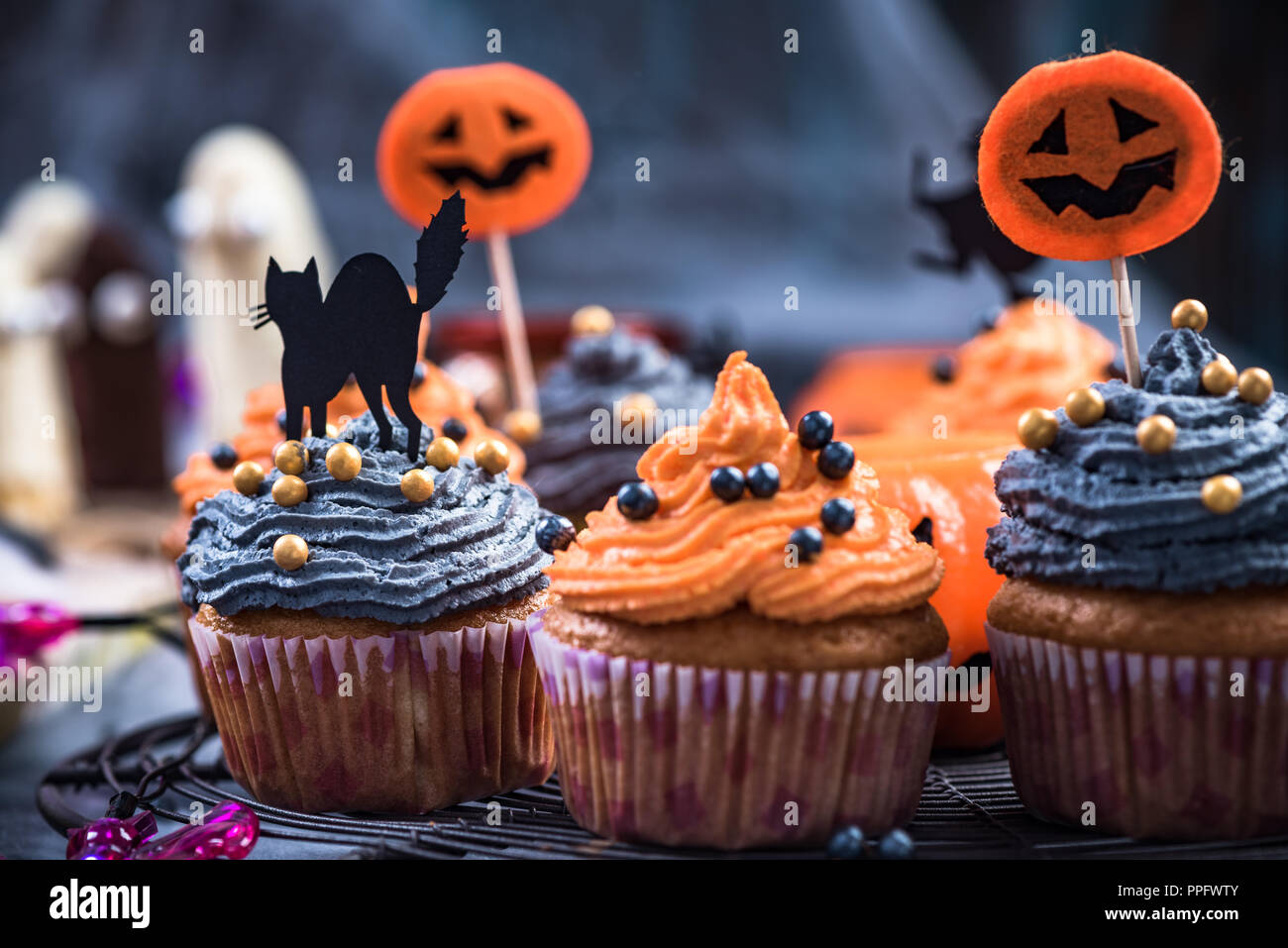 Cupcakes noir et orange décoré pour l'Halloween. Banque D'Images