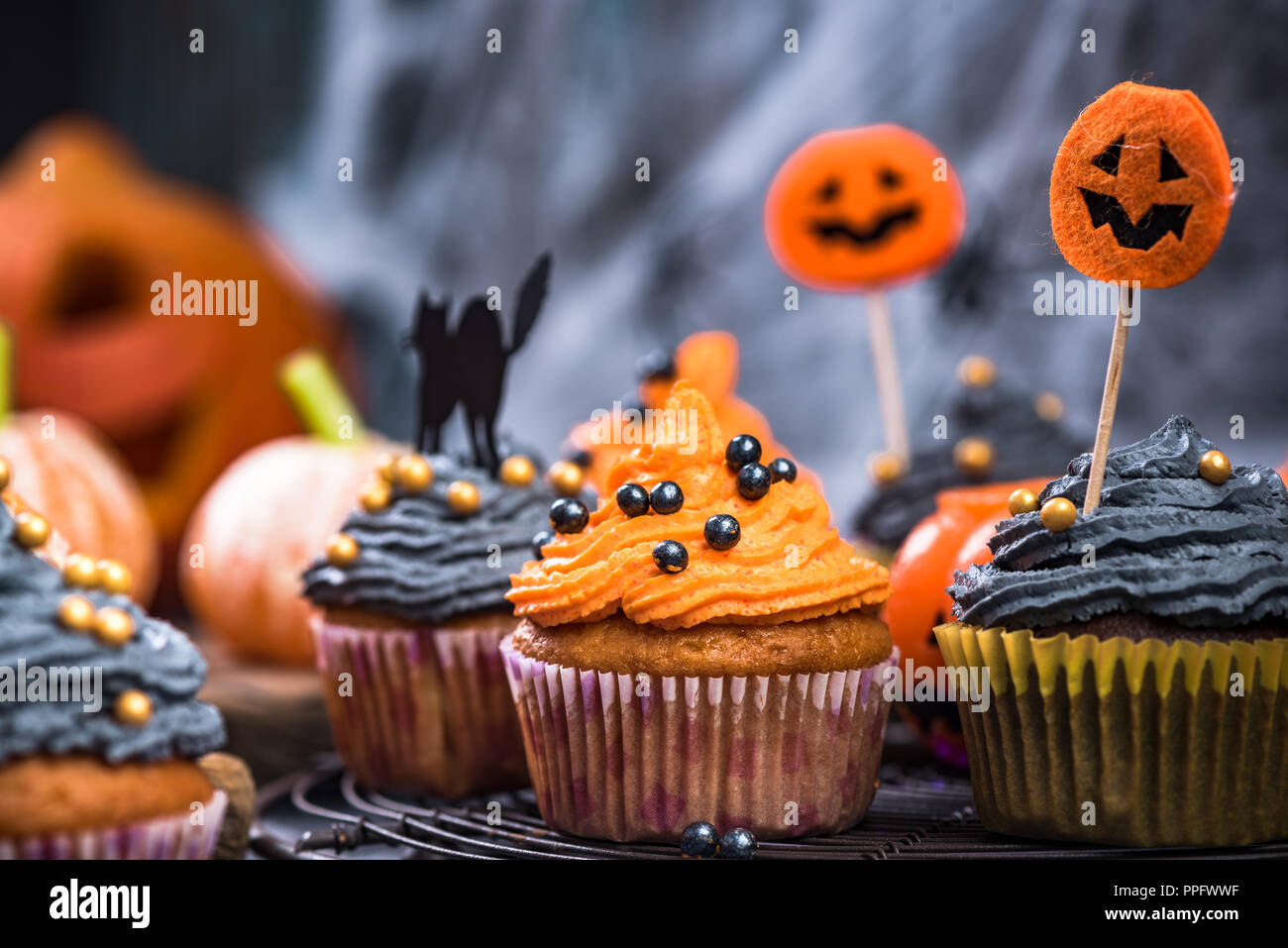 Cupcakes noir et orange décoré pour l'Halloween. Banque D'Images
