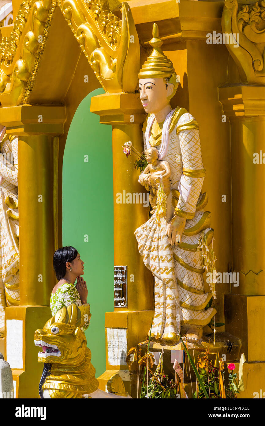 YANGON, MYANMAR - 16 décembre 2016 : femme priant de la pagode Shwedagon à Yangon (Rangoon) au Myanmar (Birmanie) Banque D'Images