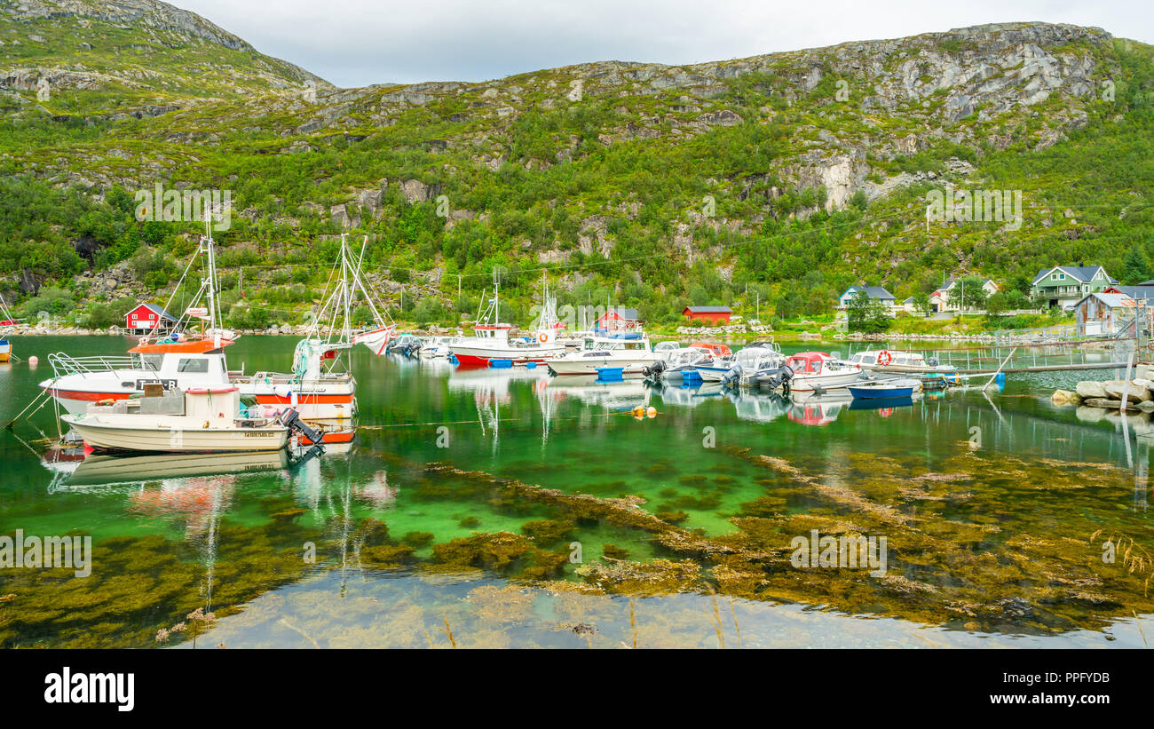 ERSFJORDBOTN, la Norvège, le 29 août 2018 : Ersfjordbotn village est situé sur un isthme entre le Ersfjorden Kaldfjorden et l'île de Kvaloya sur Banque D'Images