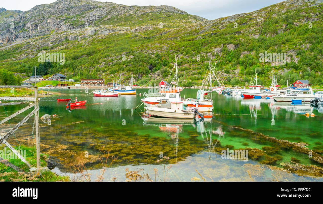 ERSFJORDBOTN, la Norvège, le 29 août 2018 : Ersfjordbotn village est situé sur un isthme entre le Ersfjorden Kaldfjorden et l'île de Kvaloya sur Banque D'Images