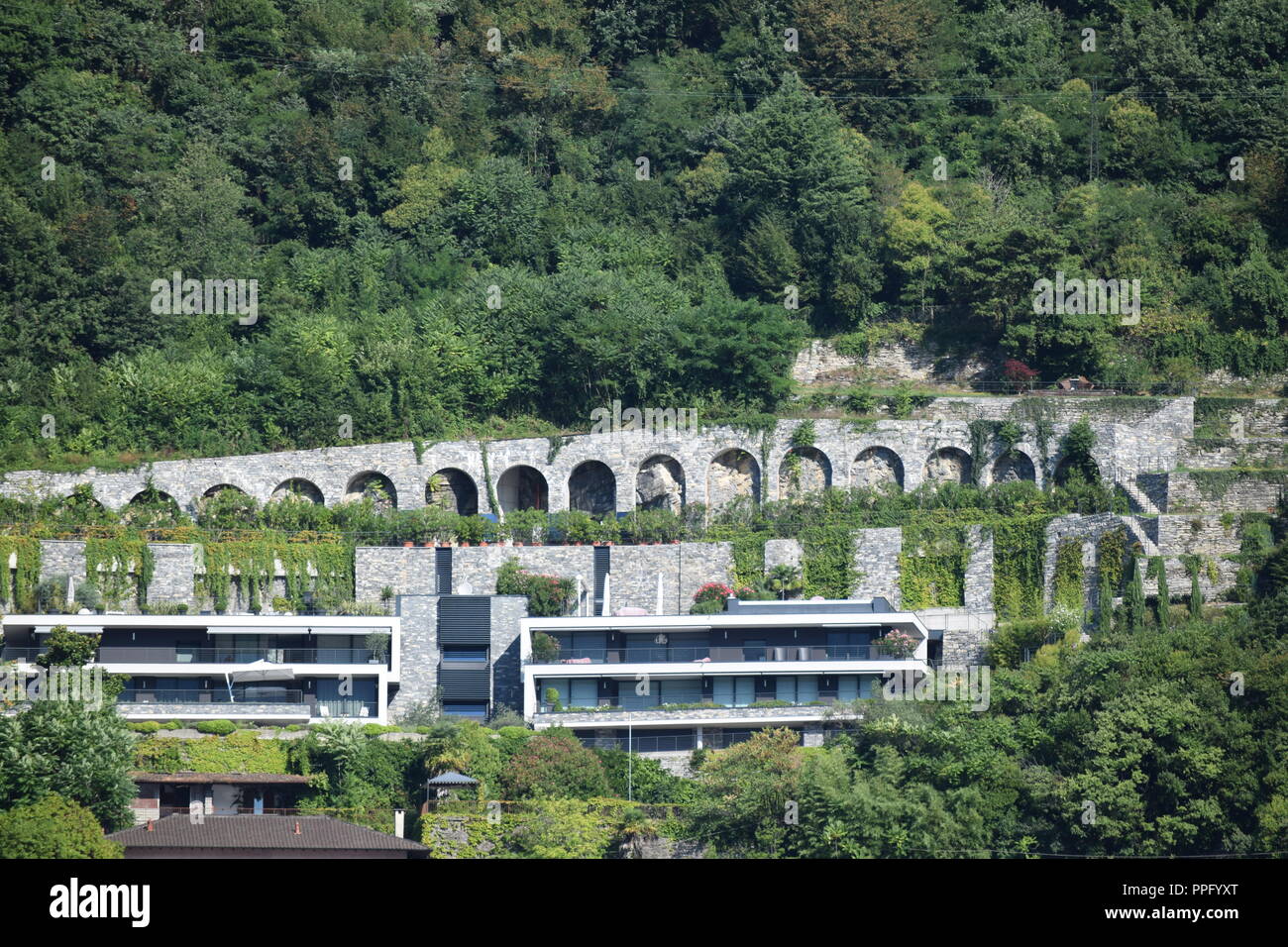 Le nouveau et l'ancien - Lakeside homes modernes sur le lac de Côme en Italie, entourée d'arcades historiques. Banque D'Images