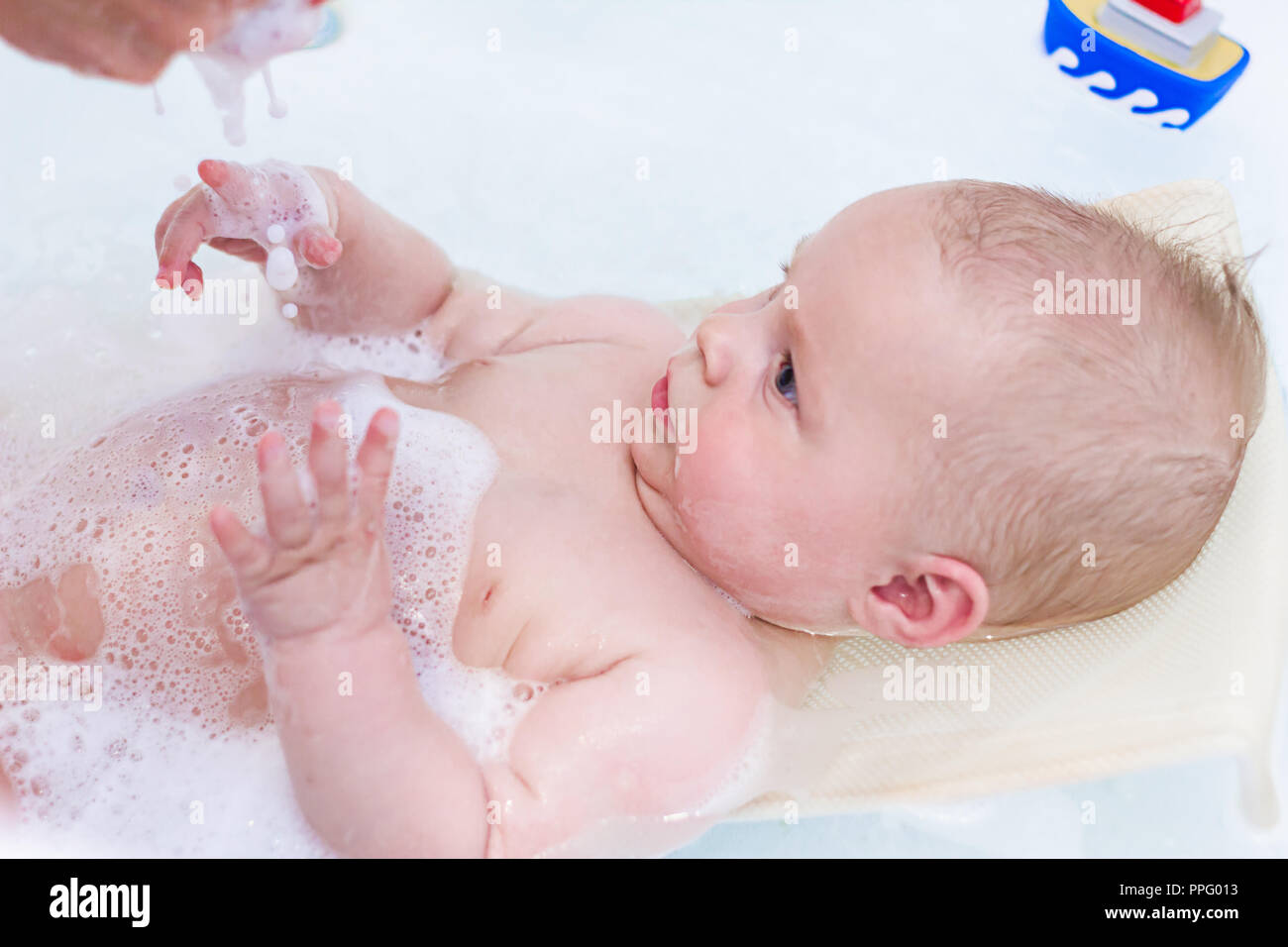 6 Mois Bebe Garcon Prendre Un Bain Petit Enfant Dans Une Baignoire Le Lavage Et Le Bain Du Nourrisson Echelle De Mere Meconnaissable Son Bebe Photo Stock Alamy