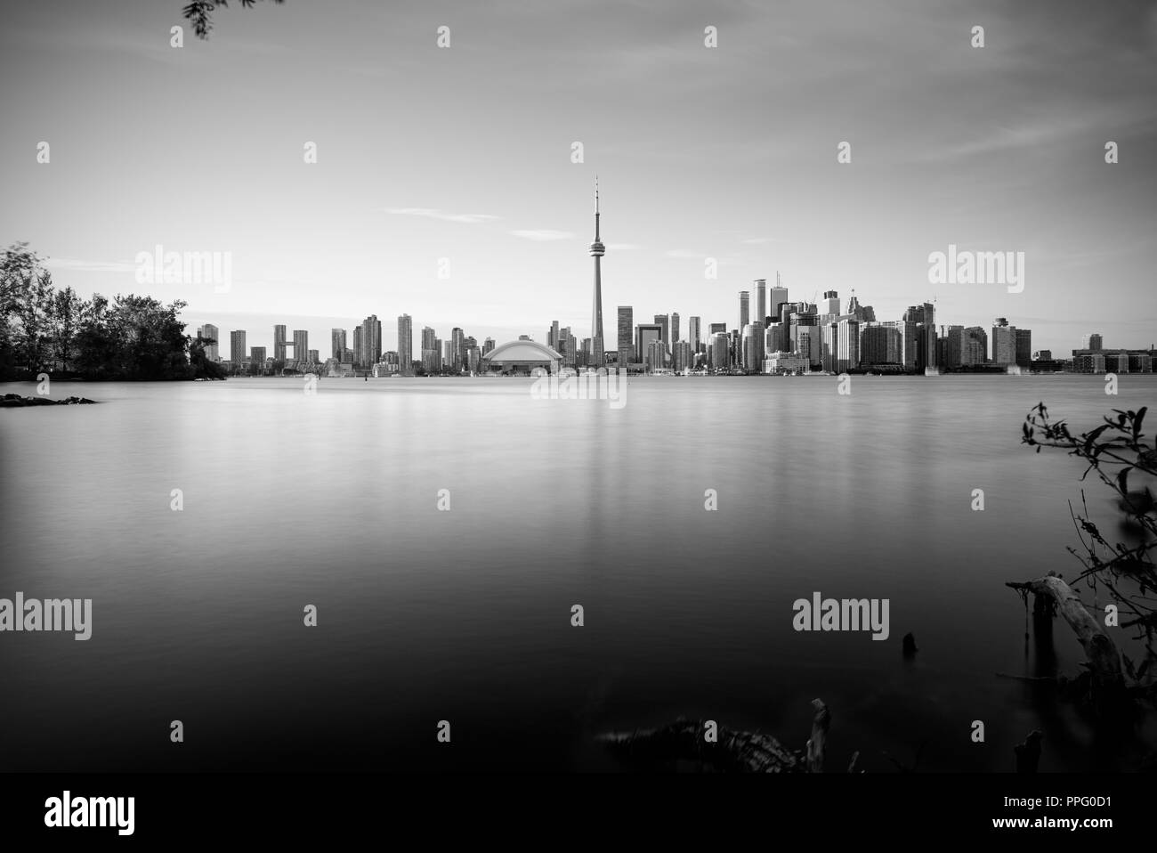 Une exposition longue, ville de Toronto avec le lac Ontario au premier plan, vue de l'île Centre. Banque D'Images