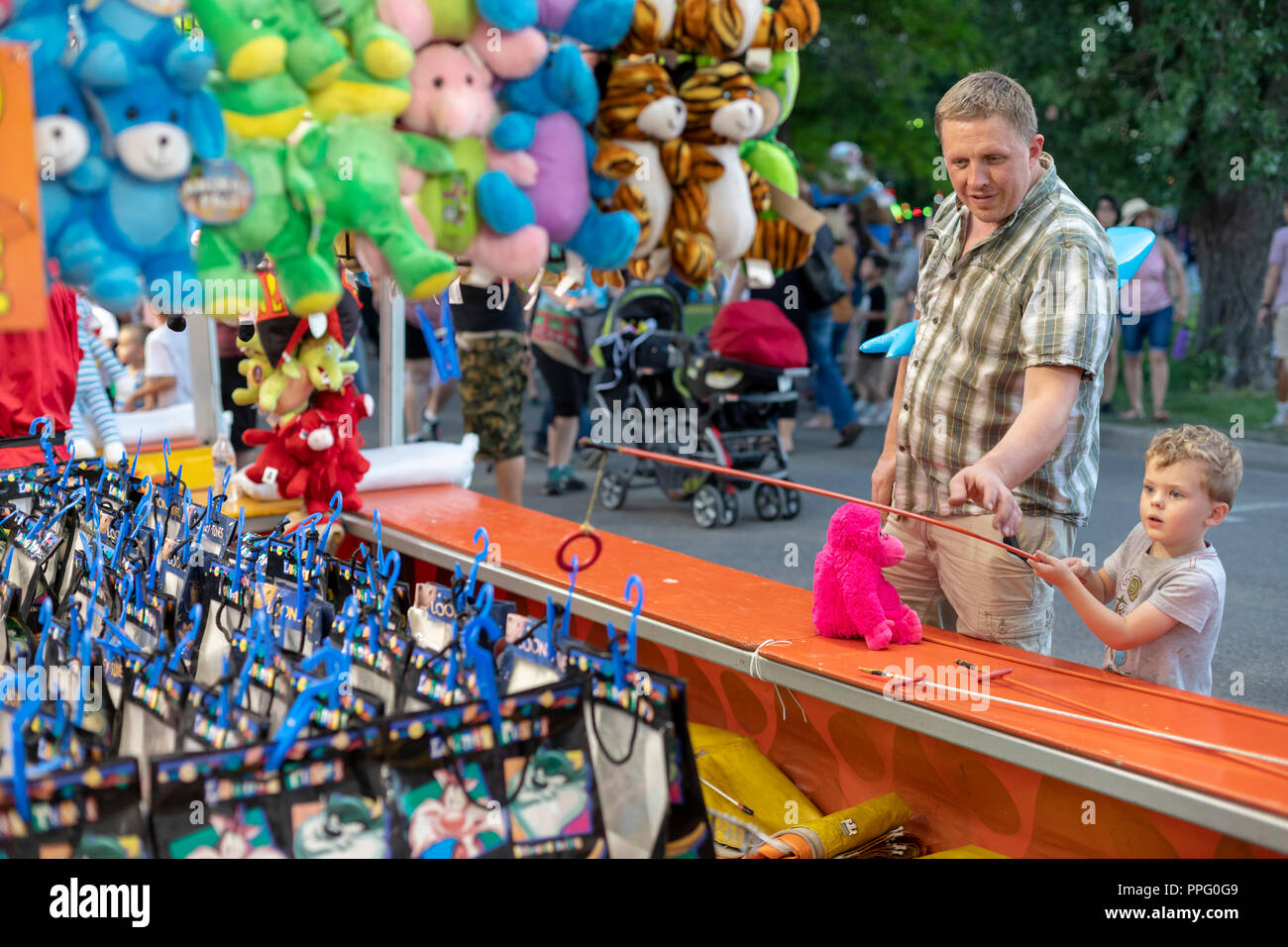 Aspen, Colorado - Adam Hjermstad père aide son fils, Adam Jr., 4, essayez de gagner un prix lors de l'assemblée annuelle du Festival de l'Œillet. Le festival propose Banque D'Images