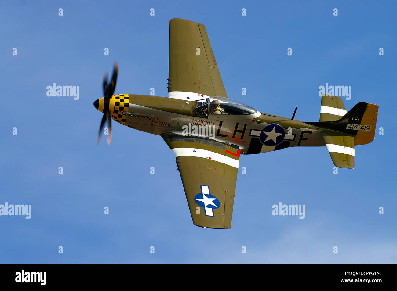 Avion de chasse nord-américain P-51 Mustang nommé Janie restauré et piloté par Maurice Hammond. Avion de l'US Air Force. Voler dans le ciel bleu Banque D'Images