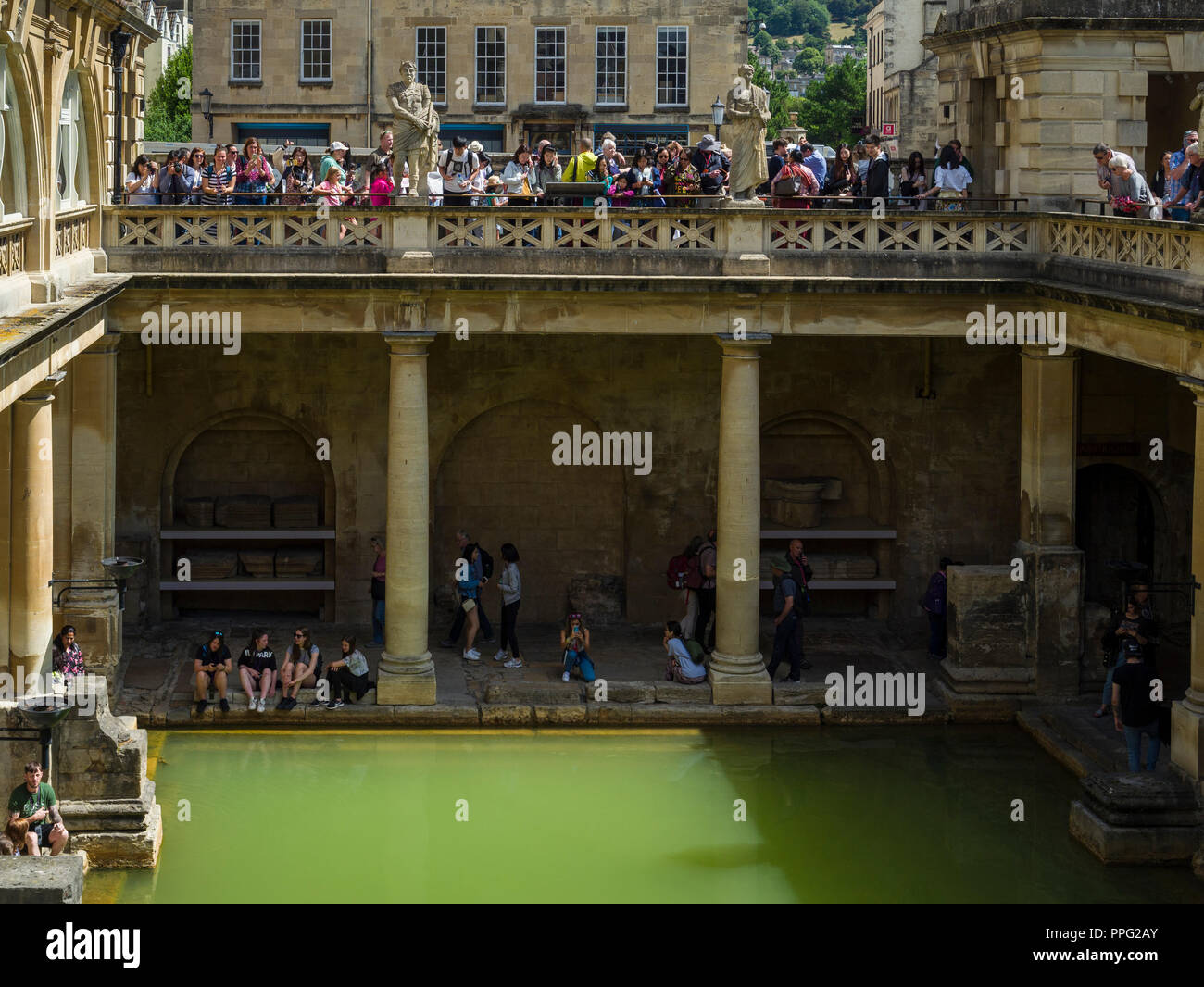 Les visiteurs à la découverte de la terrasse et une grande baignoire des bains romains, dans la ville historique de Bath, Somerset, Angleterre, Royaume-Uni. Banque D'Images