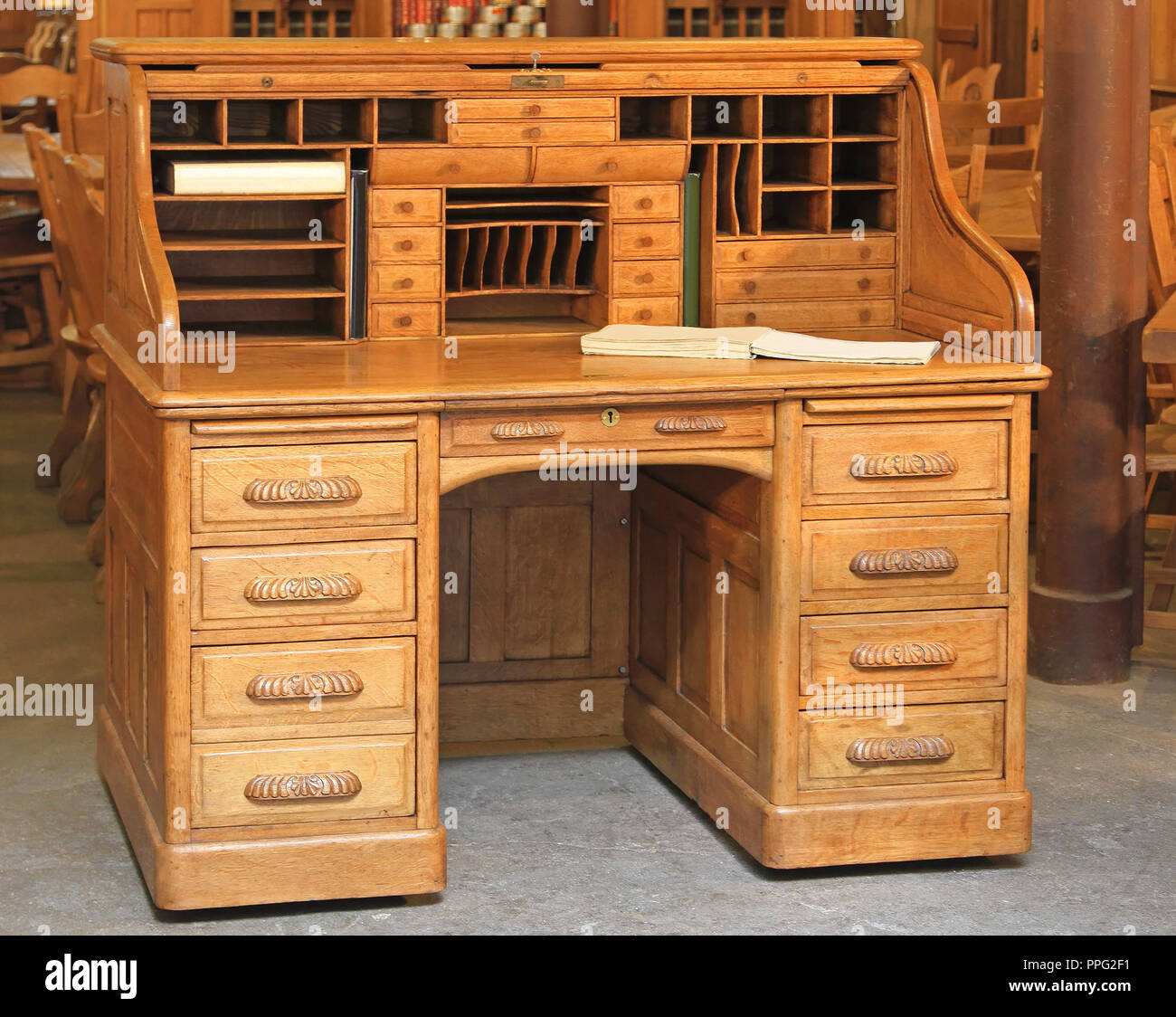 Secrétaire style vintage bureau en bois avec couvercle cylindrique Photo  Stock - Alamy