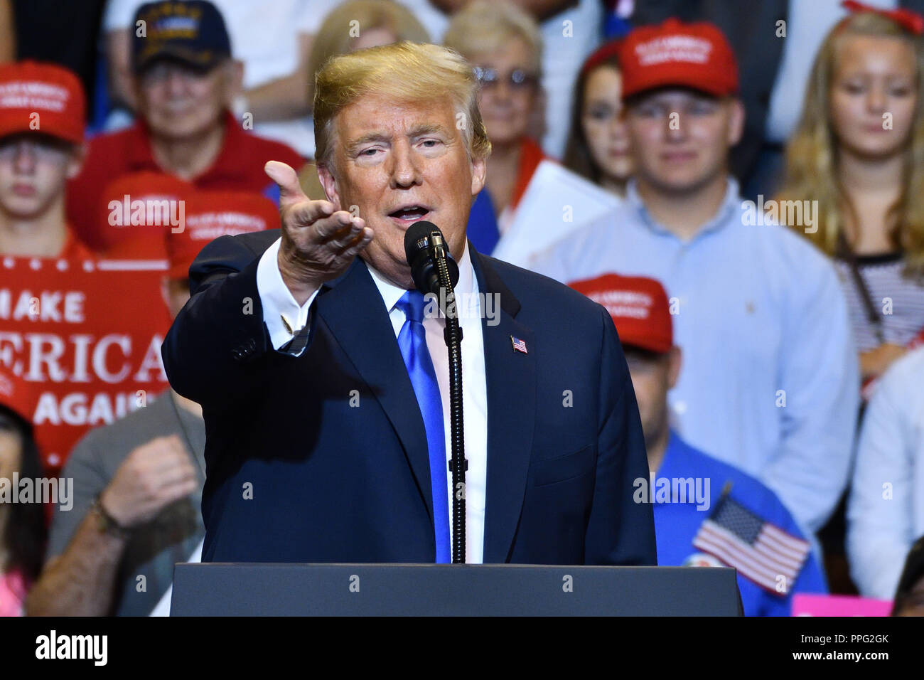 WILKES-BARRE, PA - 2 août 2018 : Le président Donald Trump les gestes pour les médias au cours d'un discours de campagne électorale. Banque D'Images