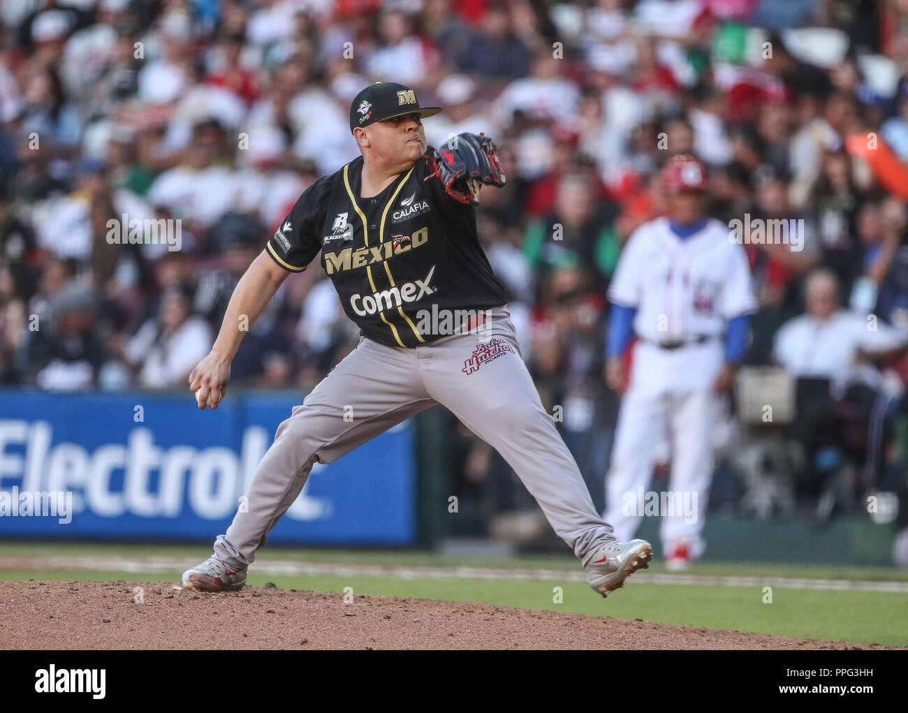 Javier Ivan Solano pitcher inicial de Mexico, durante partido de ...