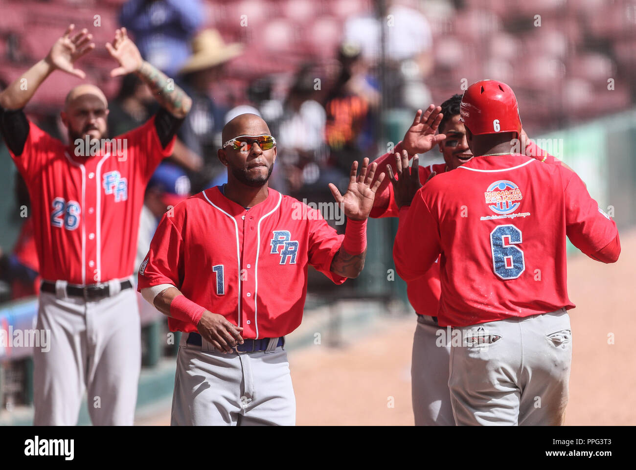 Reynaldo Navarro (i) Jesmuel Valentin (c) celebran la carrera de Ruben Gotay (d) de Puerto Rico en Manche, en primer Partido de la demi-finale durante Banque D'Images