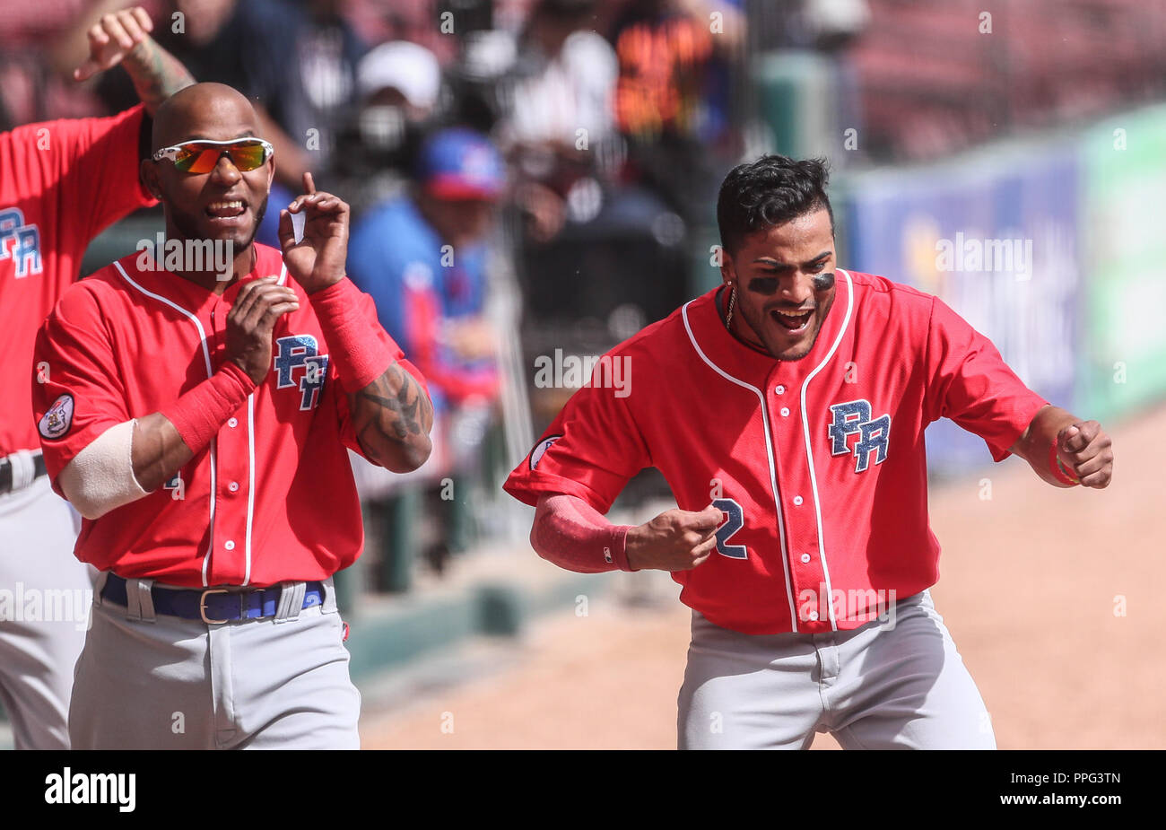Reynaldo Navarro (i) Jesmuel Valentin (c) celebran la carrera de Ruben Gotay (d) de Puerto Rico en Manche, en primer Partido de la demi-finale durante Banque D'Images