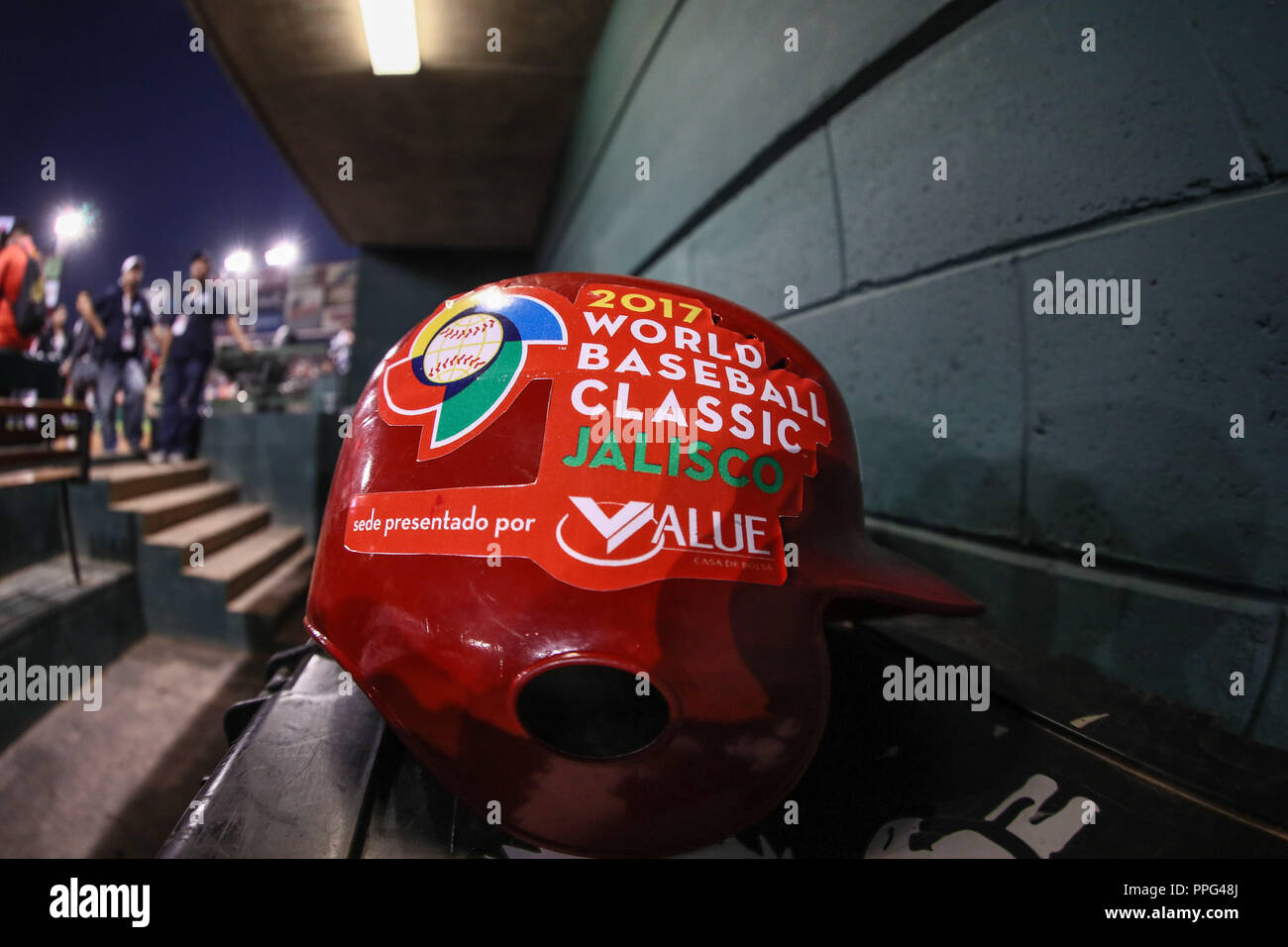 Aspectos del casco con el logotipo Clásico del Mundial de Béisbol , previo  al encuentro de Las Aguilas de Mexicali de Mexico vs Los Criollos de Cagua  Photo Stock - Alamy