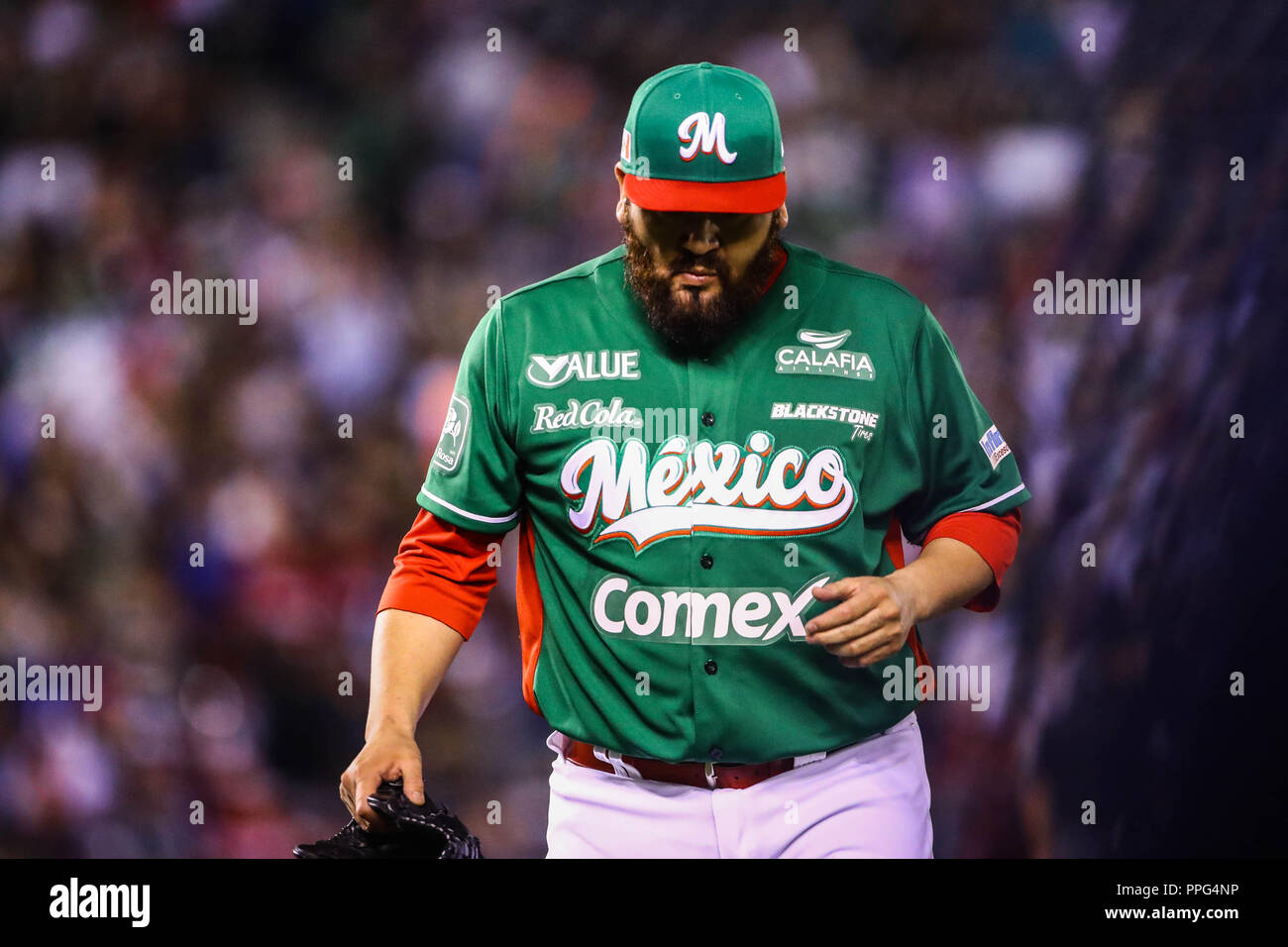 Edgar Gonzalez, le lanceur partant des Tomateros de Culiacán de Mexico, fait emplacements dans la première manche de la série des Caraïbes à nouveau jeu de baseball Banque D'Images