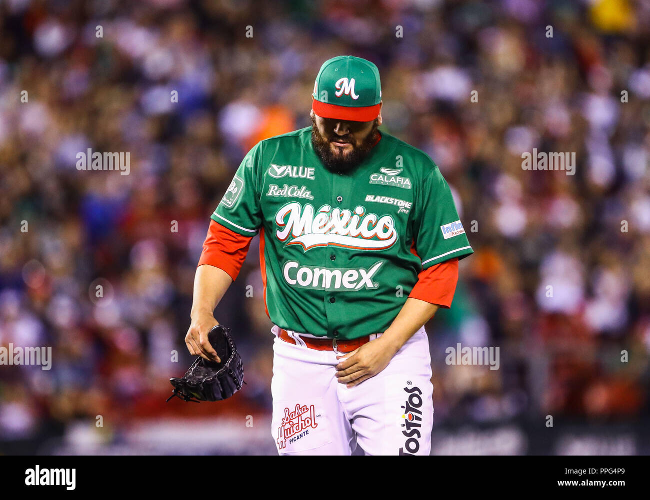 Edgar Gonzalez, le lanceur partant des Tomateros de Culiacán de Mexico, fait emplacements dans la première manche de la série des Caraïbes à nouveau jeu de baseball Banque D'Images