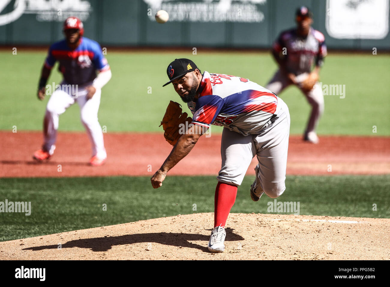 Francisley Bueno pitcher abridor de Dominicana. . Acciones, durante el partido de beisbol entre Criollos de Caguas de Puerto Rico contra las Águilas Banque D'Images