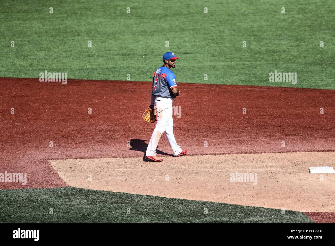 Christian Bethancourt de Republica Dominicana corre y se barre con el base Jesmuel segunda Valentin de Puerto Rico . Acciones, durante el partido de Banque D'Images