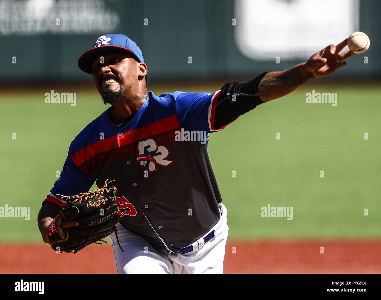 Giovanni Soto. . Acciones, durante el partido de beisbol entre Criollos de Caguas de Puerto Rico contra las Águilas Cibaeñas de Republica Dominicana, Banque D'Images