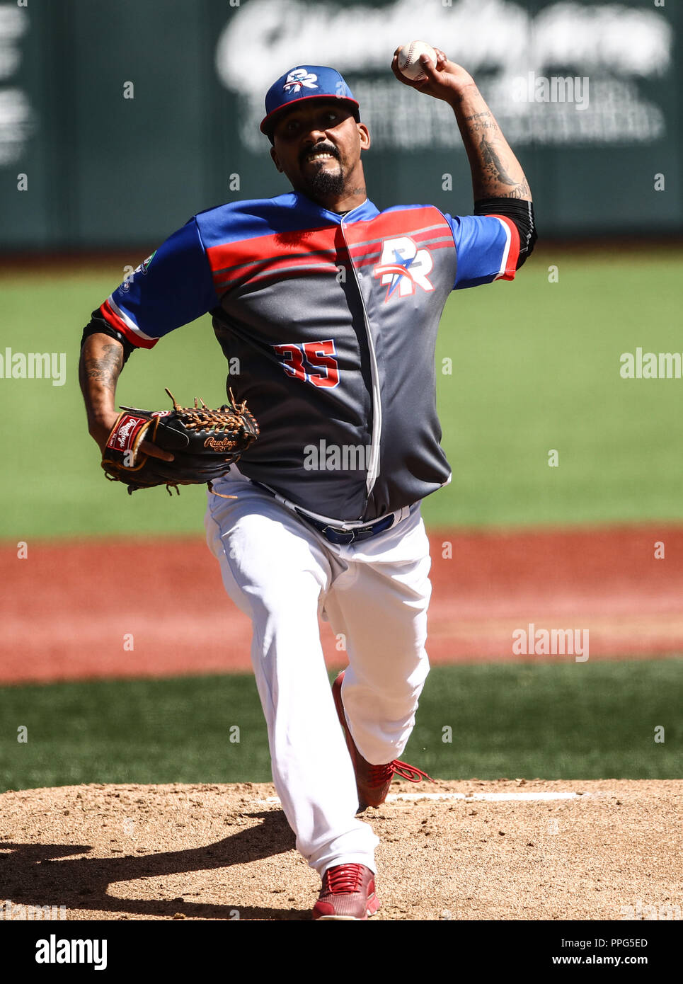Giovanni Soto. . Acciones, durante el partido de beisbol entre Criollos de Caguas de Puerto Rico contra las Águilas Cibaeñas de Republica Dominicana, Banque D'Images