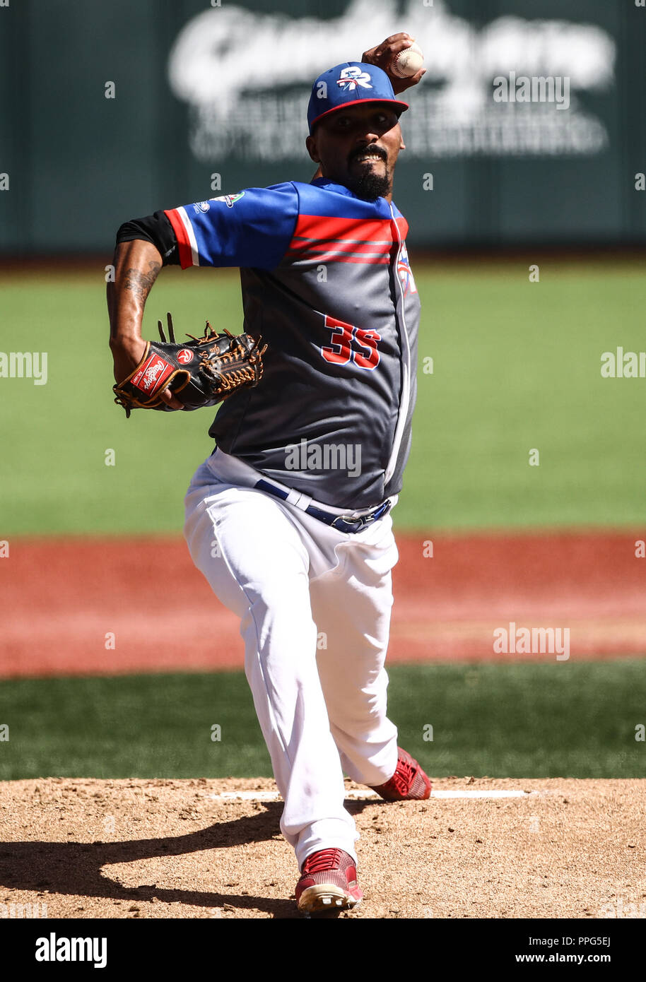 Giovanni Soto. . Acciones, durante el partido de beisbol entre Criollos de Caguas de Puerto Rico contra las Águilas Cibaeñas de Republica Dominicana, Banque D'Images