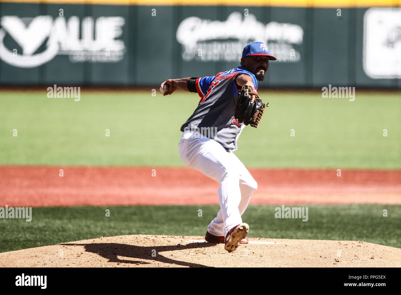 Giovanni Soto. . Acciones, durante el partido de beisbol entre Criollos de Caguas de Puerto Rico contra las Águilas Cibaeñas de Republica Dominicana, Banque D'Images