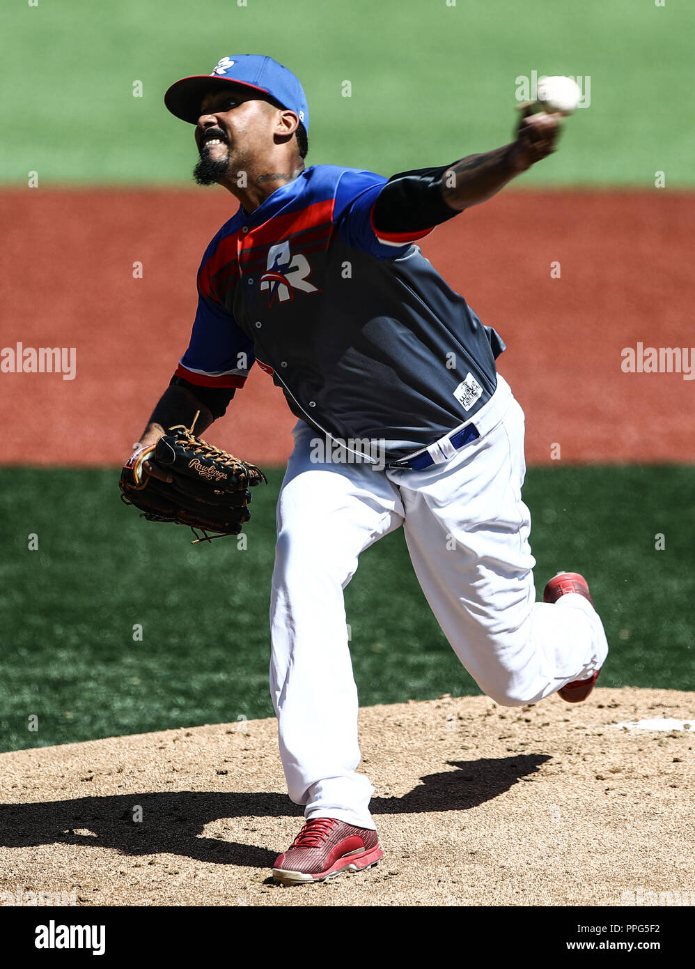 Giovanni Soto. . Acciones, durante el partido de beisbol entre Criollos de Caguas de Puerto Rico contra las Águilas Cibaeñas de Republica Dominicana, Banque D'Images