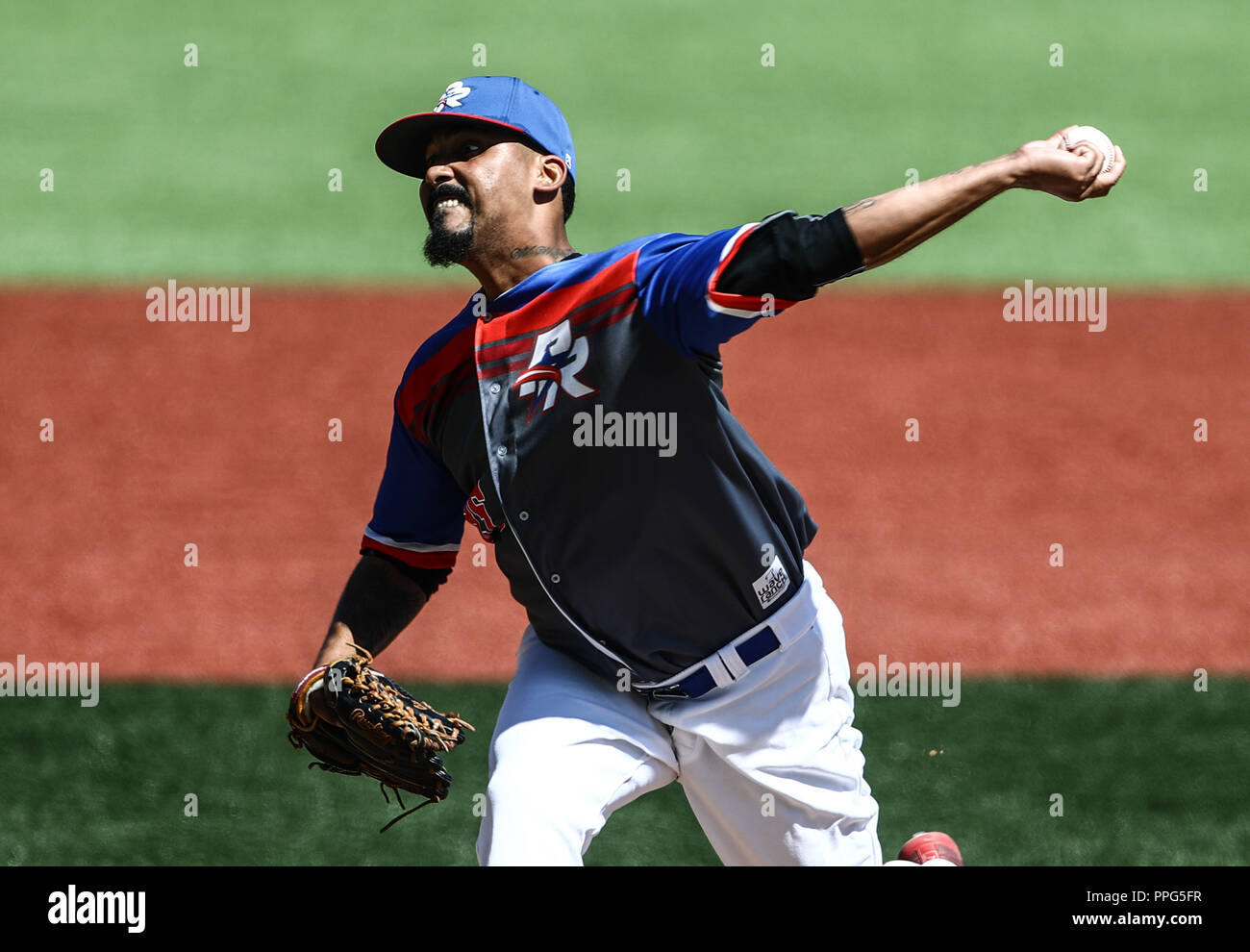 Giovanni Soto. . Acciones, durante el partido de beisbol entre Criollos de Caguas de Puerto Rico contra las Águilas Cibaeñas de Republica Dominicana, Banque D'Images