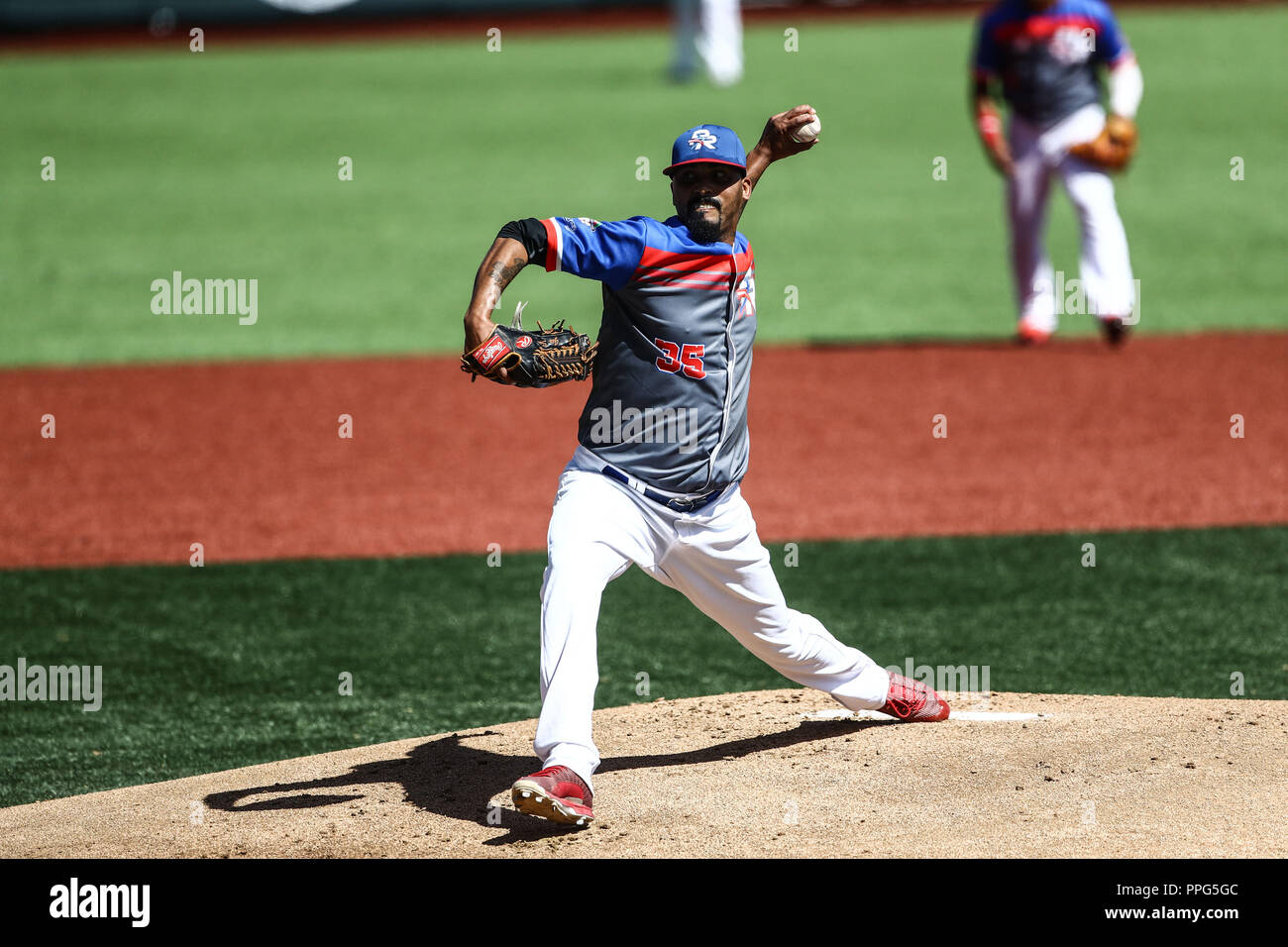 Giovanni Soto. . Acciones, durante el partido de beisbol entre Criollos de Caguas de Puerto Rico contra las Águilas Cibaeñas de Republica Dominicana, Banque D'Images