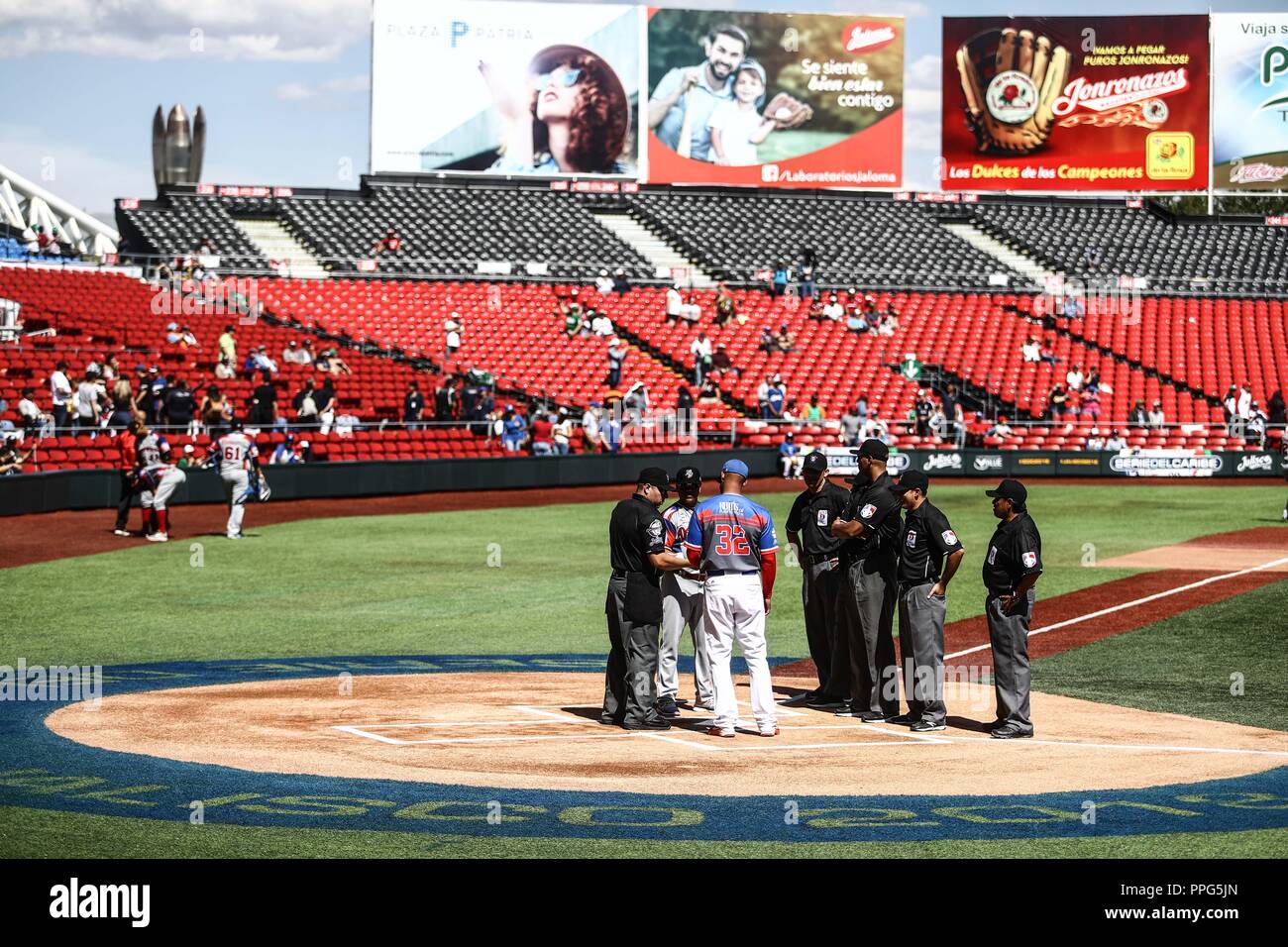 Acciones, durante el partido de beisbol entre Criollos de Caguas de Puerto Rico contra las Águilas Cibaeñas de Republica Dominicana, durante la Serie Banque D'Images