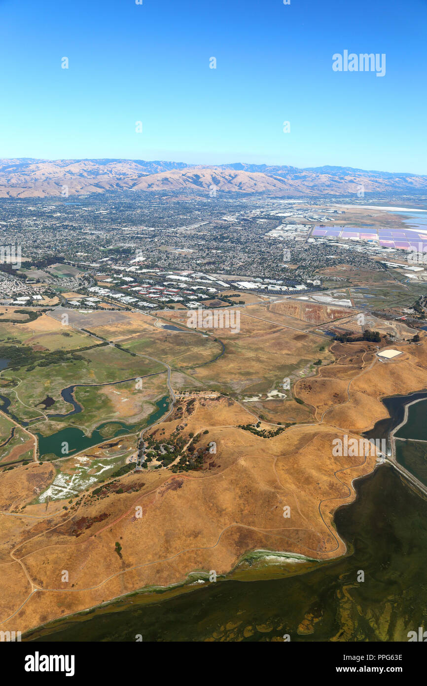 Baie de San Francisco : Vue aérienne de marais humides dans la région de la baie du sud, avec les étangs de sel dans la distance. Banque D'Images